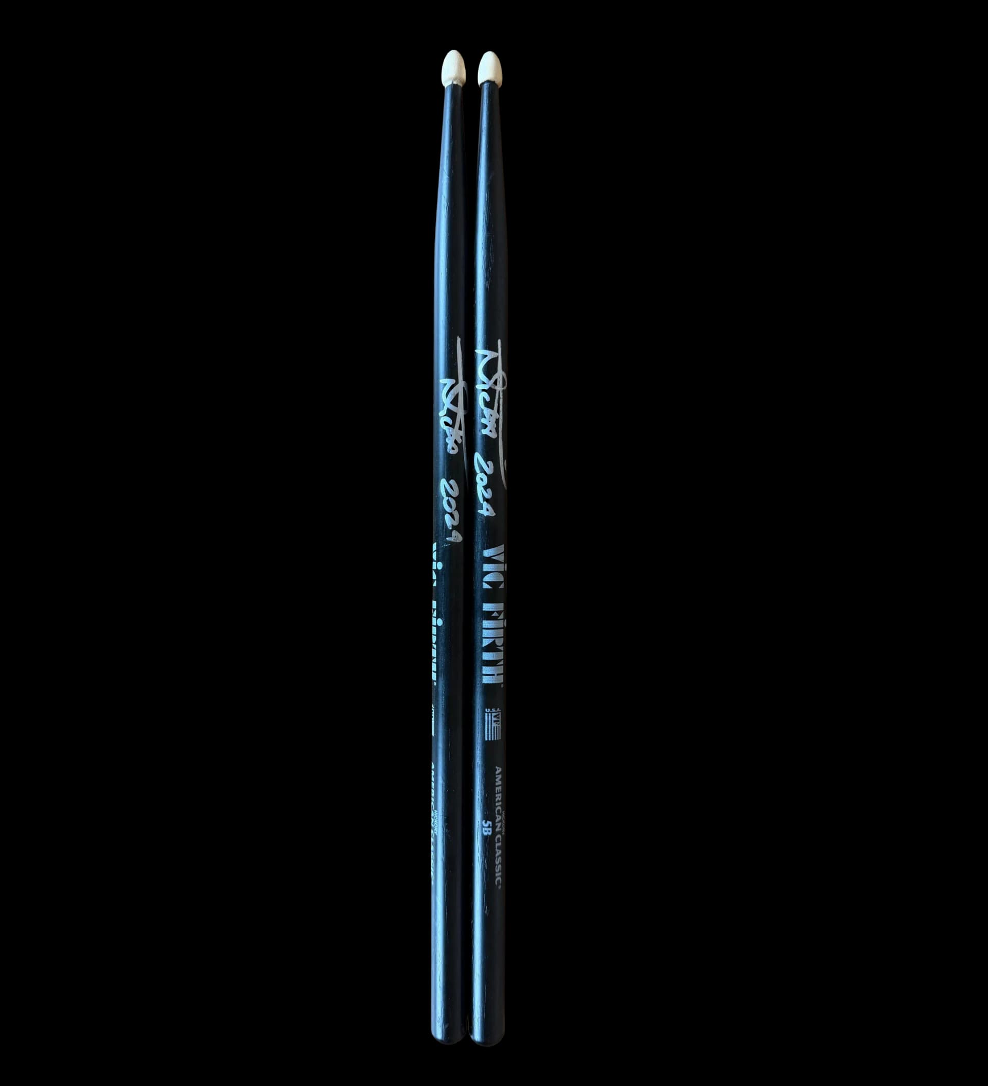 Par de Baquetas - Nicko McBrain - Iron Maiden - Vic Firth - American Classic 5B - Black - Autografado pelo Baterista do Iron Maiden em 2024 em sua despedida — imagem 3 de 3
