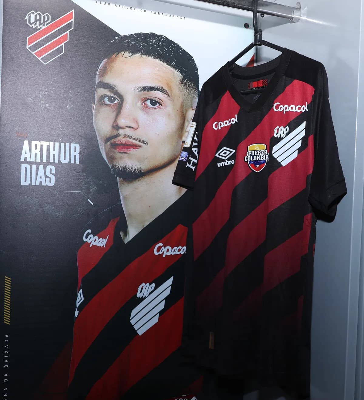 Camisa Athletico PR Arthur Dias Patch Fuerza Colômbia CAP x RBB Preparada e Autografada pelo Jogador  — imagem 1 de 5
