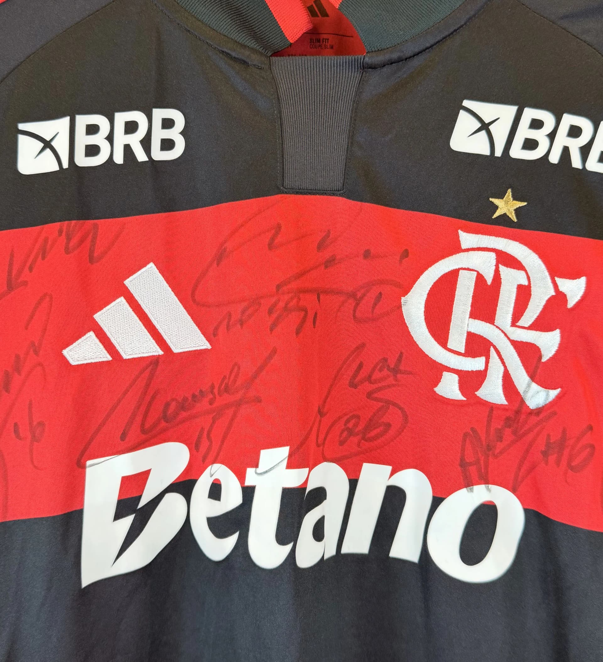 announcements/164715ad-7ede-4b01-bf72-0ab1537297b7/1786468302477-camisa-flamengo-varela-2026-autografada-3-1.webp