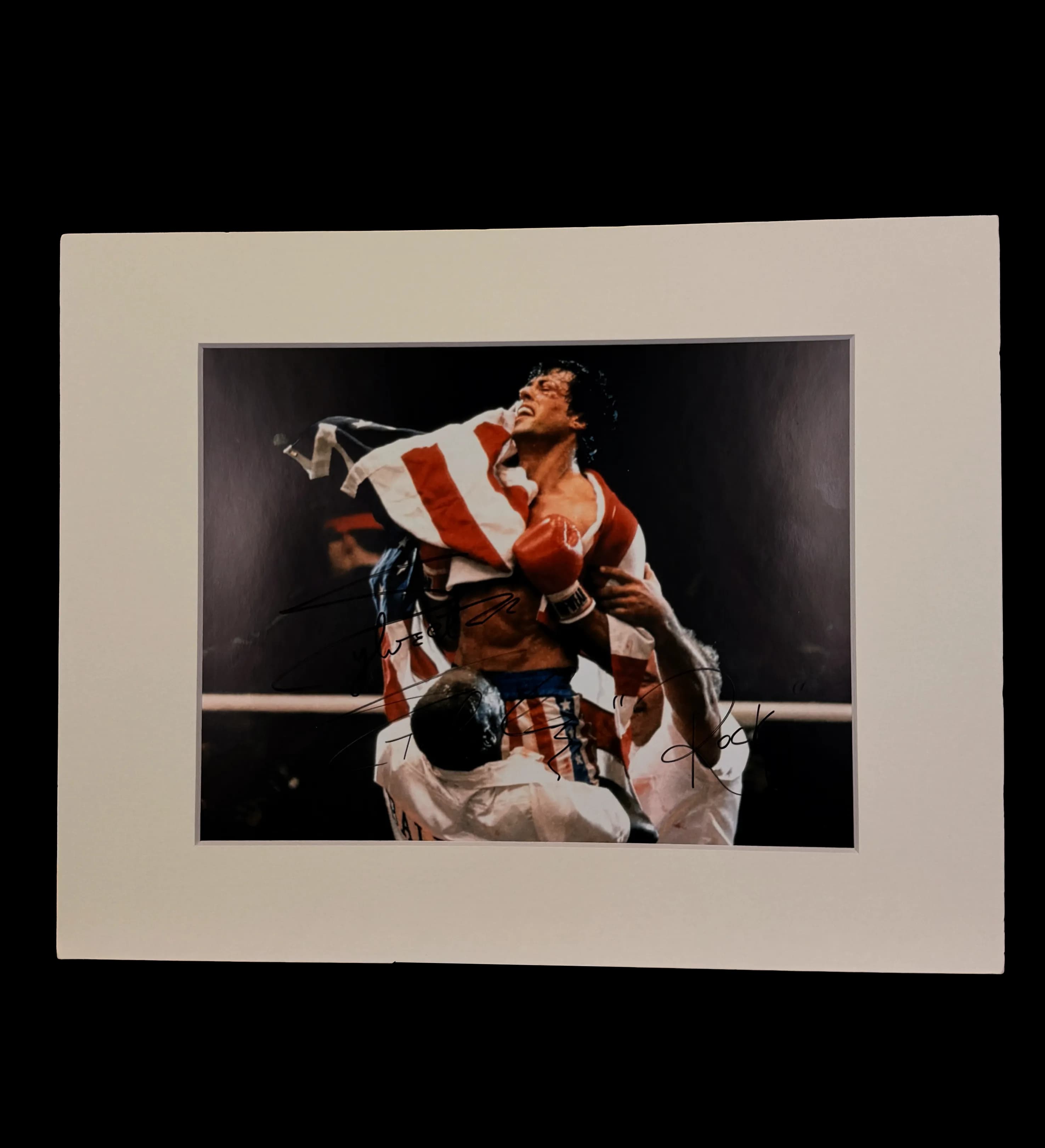announcements/18788073-d987-4bbb-abeb-854894f314cd/1785508622165-quadro-35x28-foto-de-rocky-balboa-rocky-iv-1985-autografada-pelo-idolo-sylvester-stallone-frente.webp