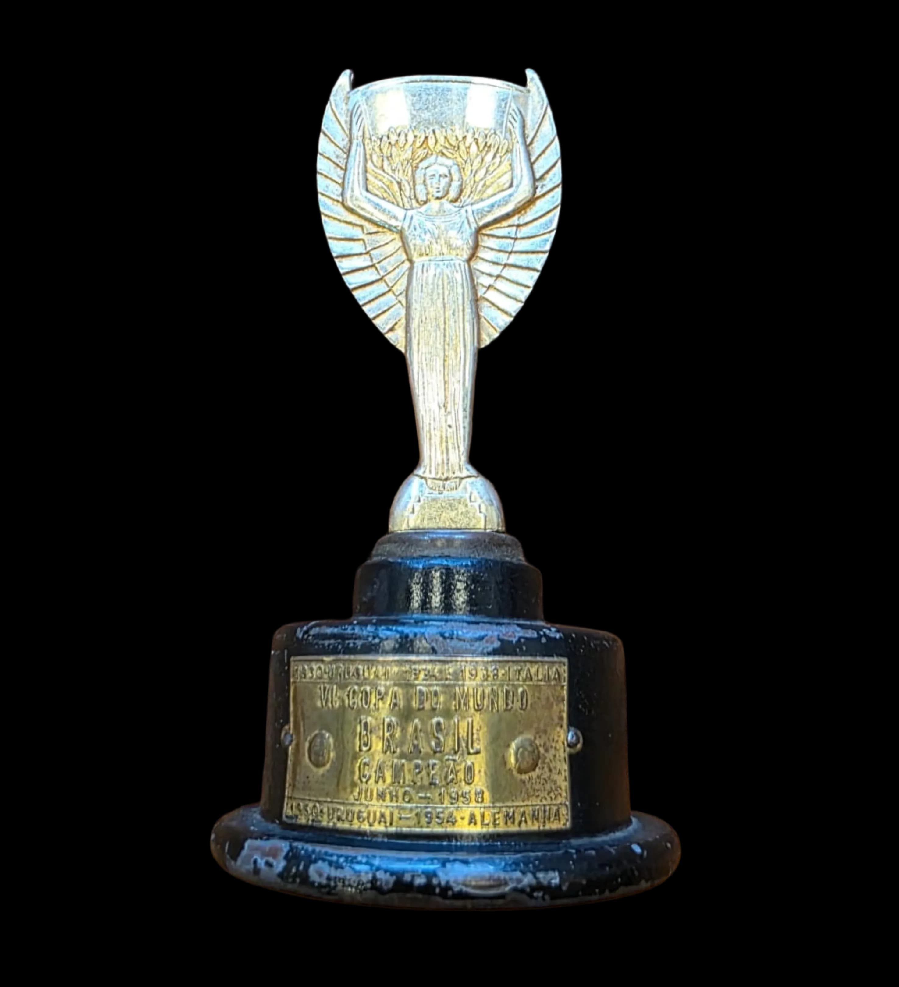 announcements/1a56614e-a8f7-478e-beac-bb50bec64e81/1785329011554-mini-trofeu-original-jules-rimet-copa-1958-frente.webp