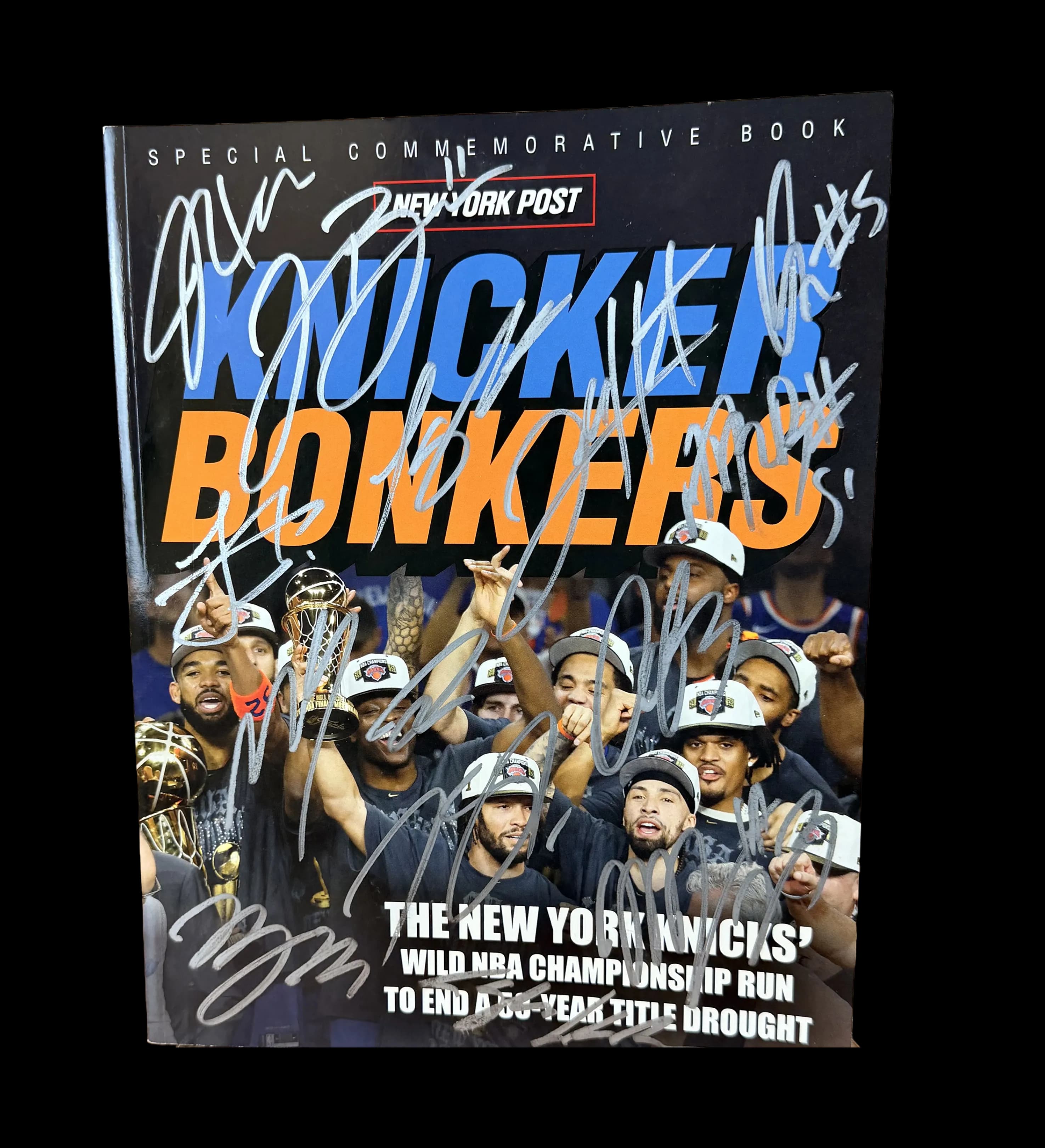 announcements/1a6a7563-846d-4d5d-ae2b-bf45db985eb9/1785425215261-quadro-30x38-new-york-knicks-ingressos-finais-livro-autografado-jalen-brunson-2.webp
