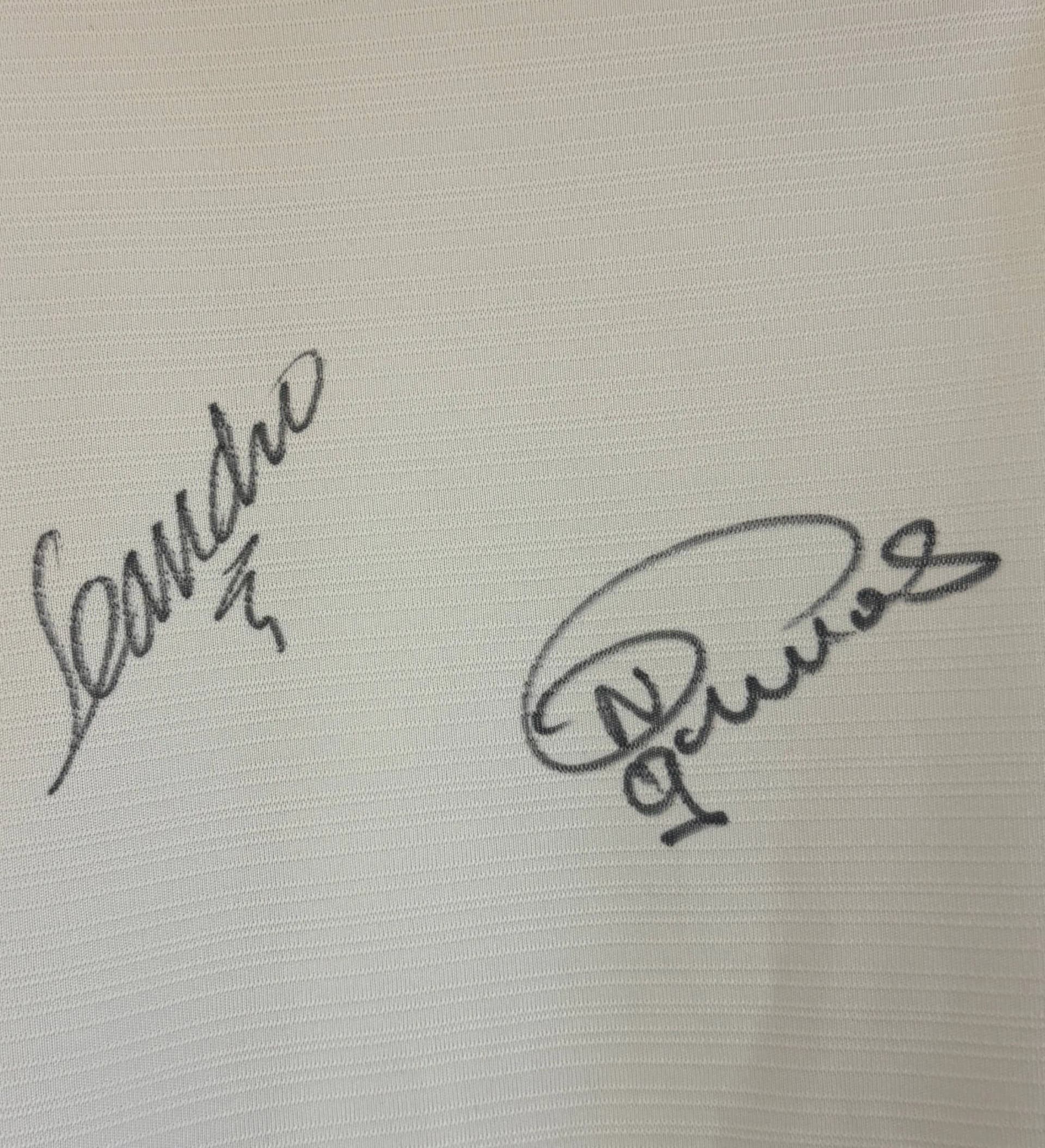 announcements/20f67aaf-684a-4cff-87ed-8e502c7290c3/1786464374131-camisa-flamengo-colecionavel-edicao-especial-1981-autografada-leandro-e-nunes-3.webp