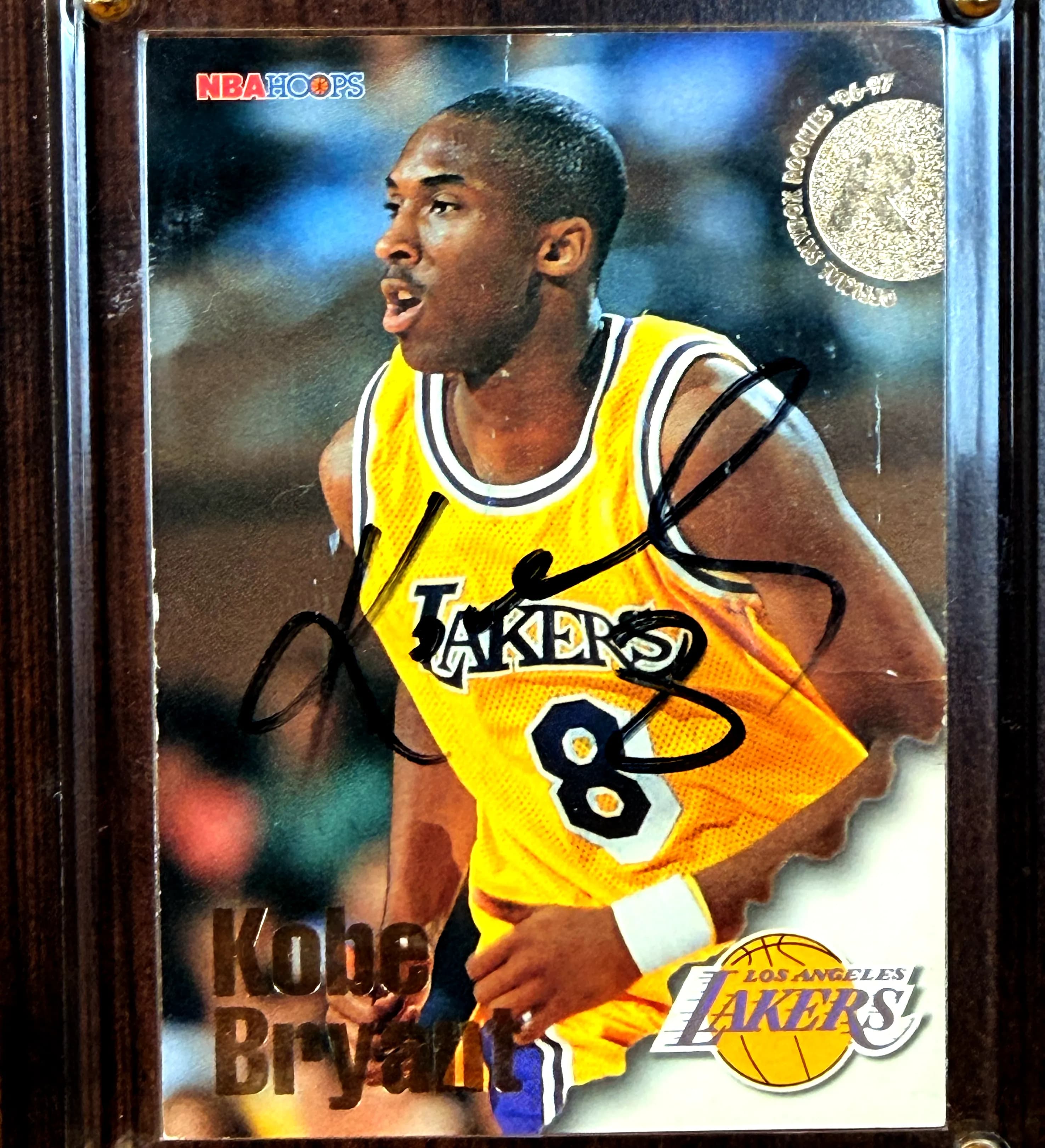 announcements/24024e8c-4c21-4b64-b6e5-5dc530e99650/1785506604023-quadro-16x11-card-281-kobe-bryant-los-angeles-lakers-skybox-rookie-1997-autografado-pelo-idolo-detalhe.webp