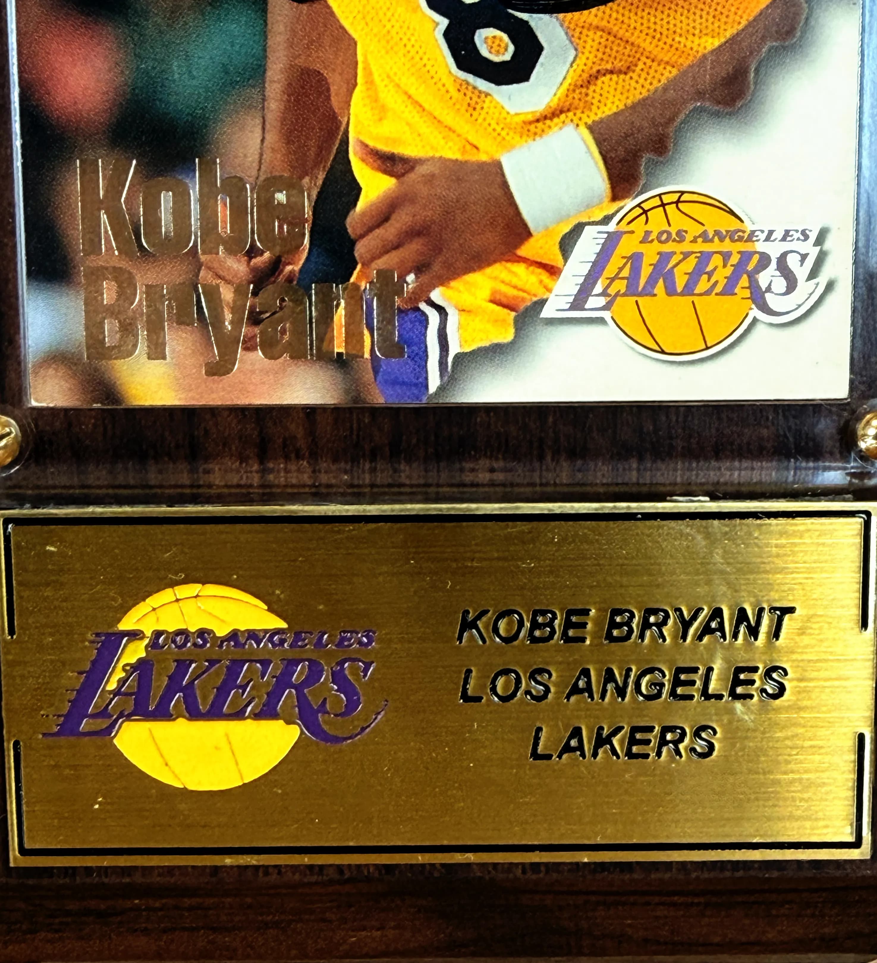 announcements/24024e8c-4c21-4b64-b6e5-5dc530e99650/1785506604243-quadro-16x11-card-281-kobe-bryant-los-angeles-lakers-skybox-rookie-1997-autografado-pelo-idolo-detalhe-2.webp