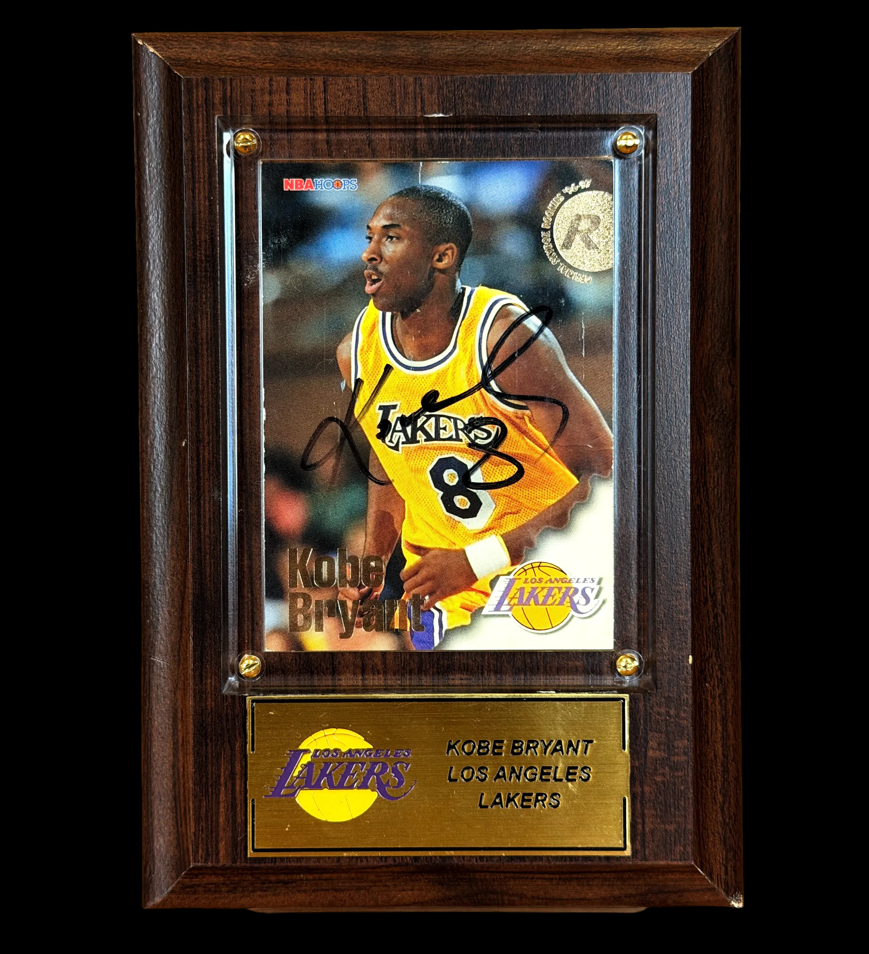 announcements/24024e8c-4c21-4b64-b6e5-5dc530e99650/1785506605199-quadro-16x11-card-281-kobe-bryant-los-angeles-lakers-skybox-rookie-1997-autografado-pelo-idolo-frente.webp