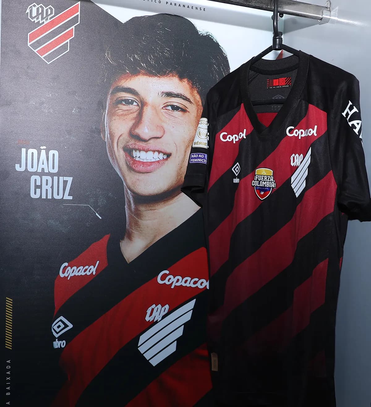 Camisa Athletico PR João Cruz Patch Fuerza Colômbia CAP x RBB Preparada e Autografada pelo Jogador — imagem 1 de 5