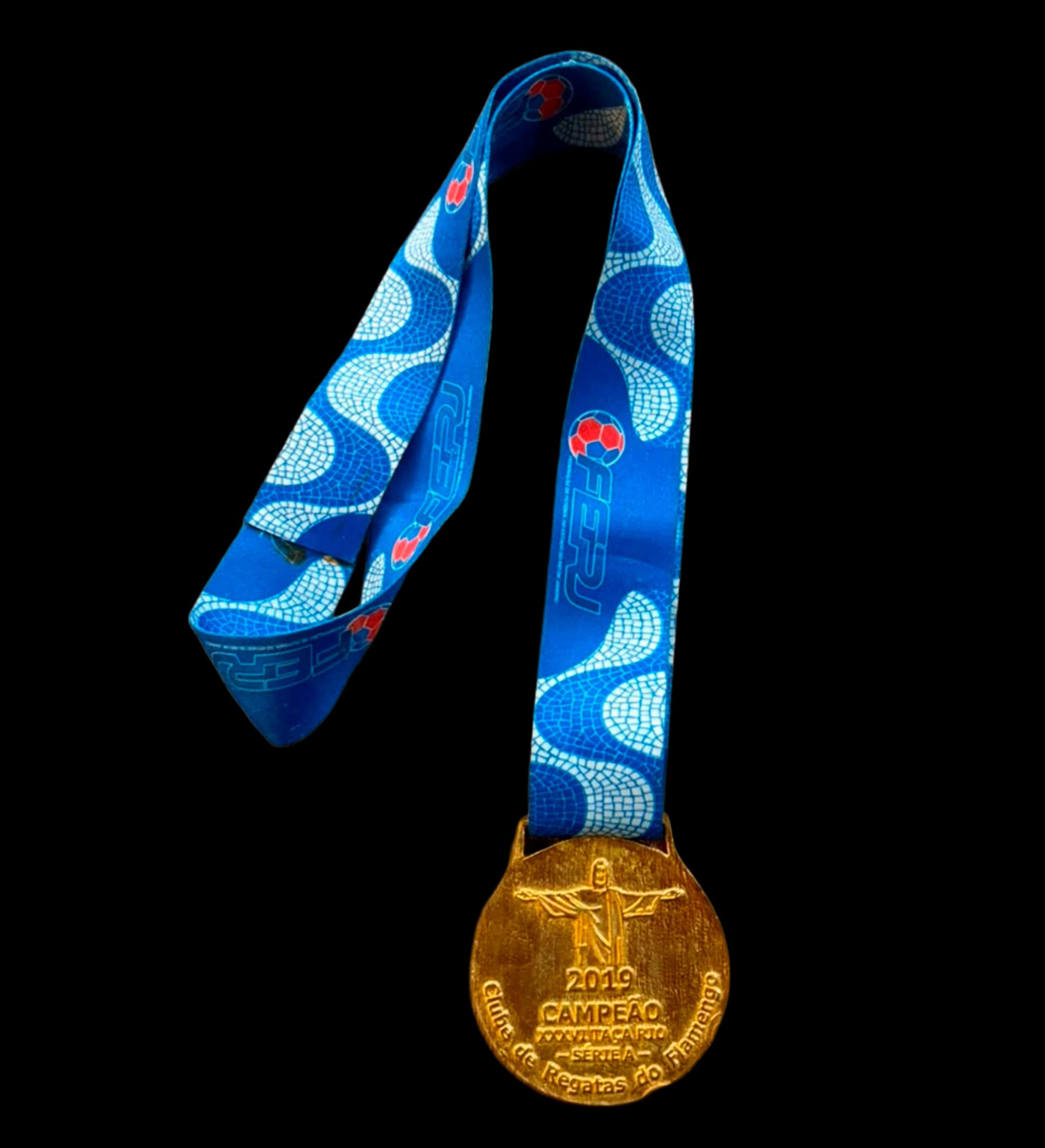 announcements/3bf2523b-e8cd-43e8-901d-021d1a323532/1786564763634-medalha-flamengo-ferj-campeao-estadual-2019-1-1.webp