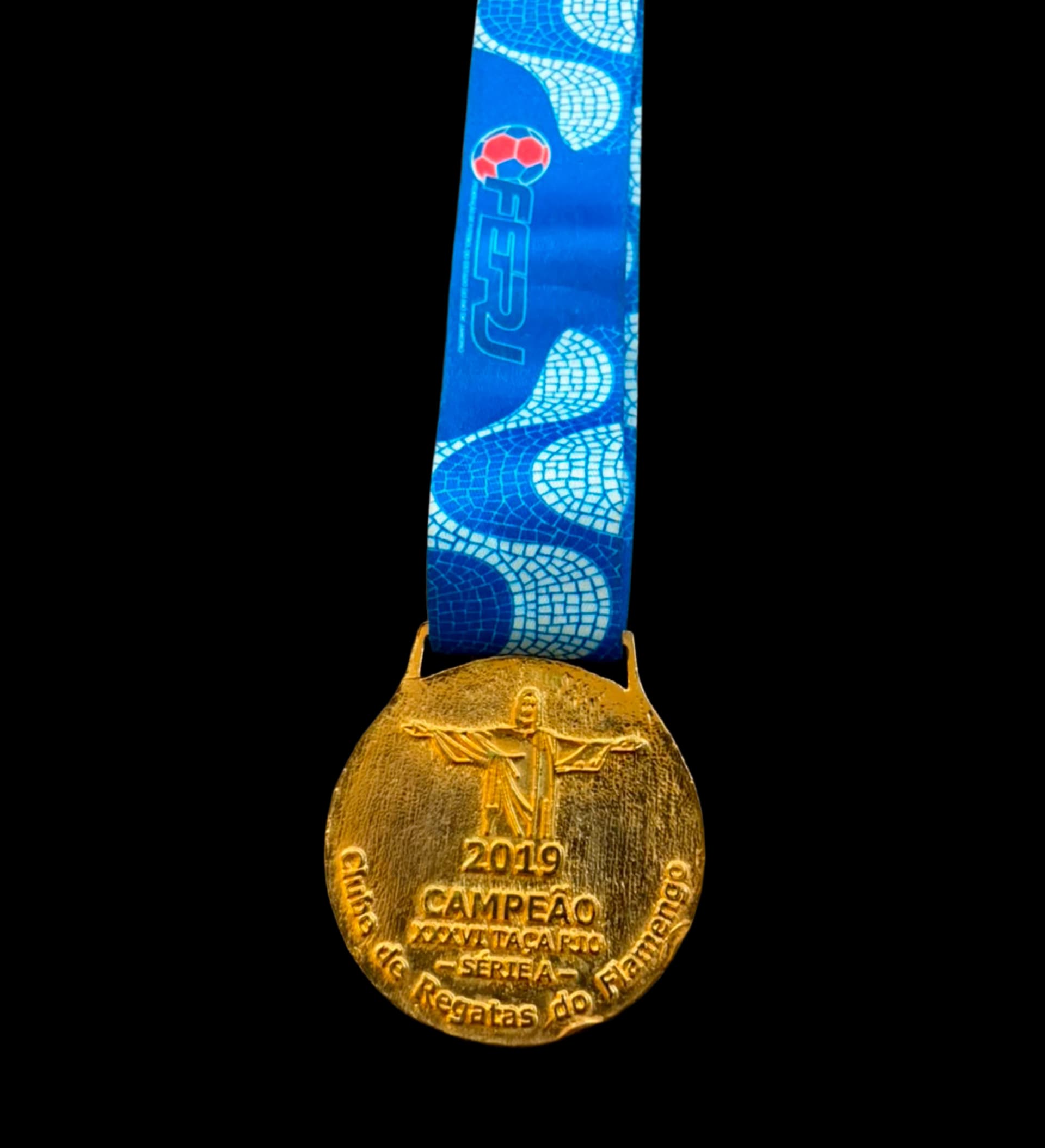 announcements/3bf2523b-e8cd-43e8-901d-021d1a323532/1786564763743-medalha-flamengo-ferj-campeao-estadual-2019-2-1.webp