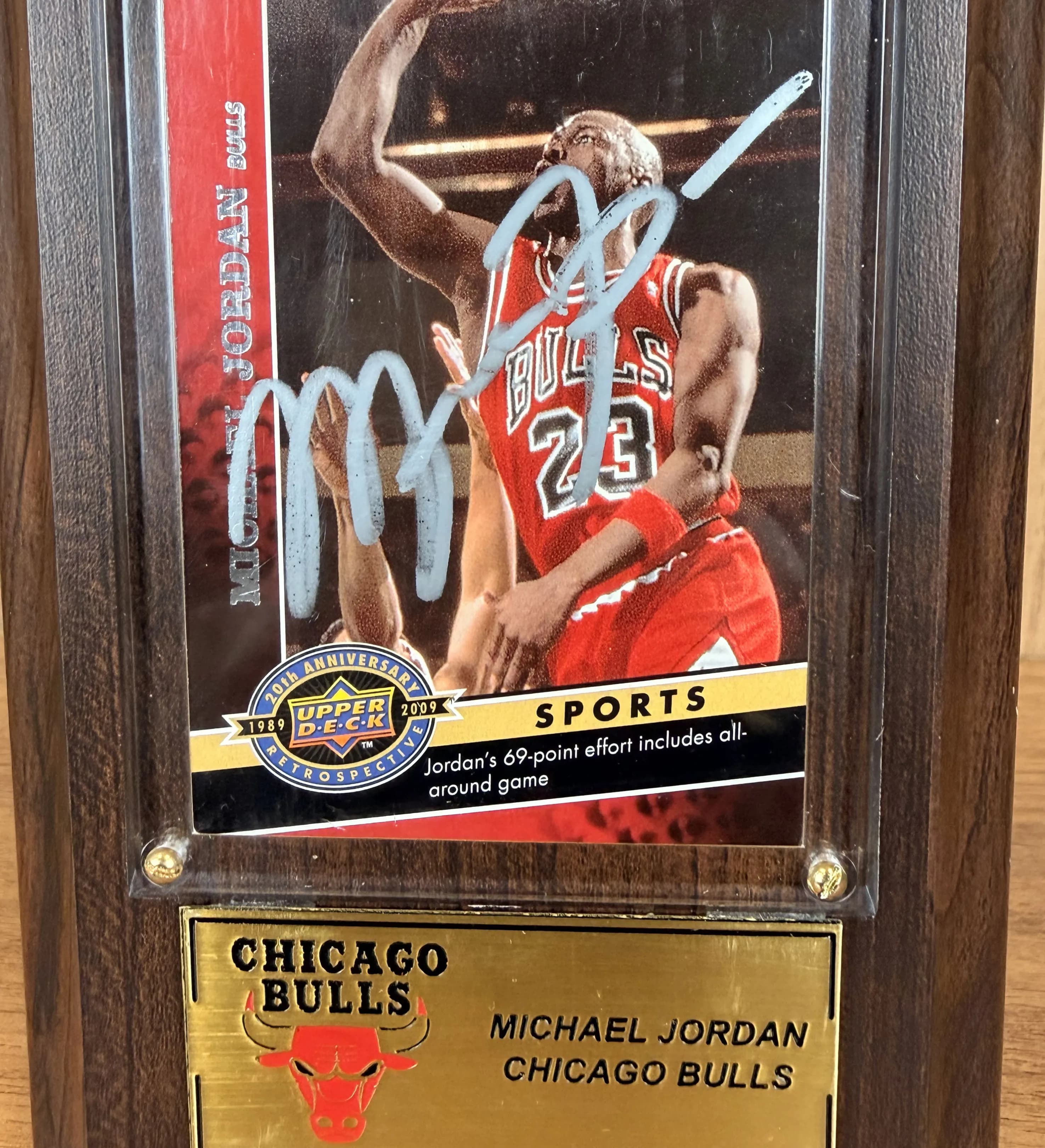 announcements/3e23180e-6837-4b2d-b9ad-86d5ae83247e/1785426786739-quadro-16x11-card-180-michael-jordan-2009-autografado-3.webp