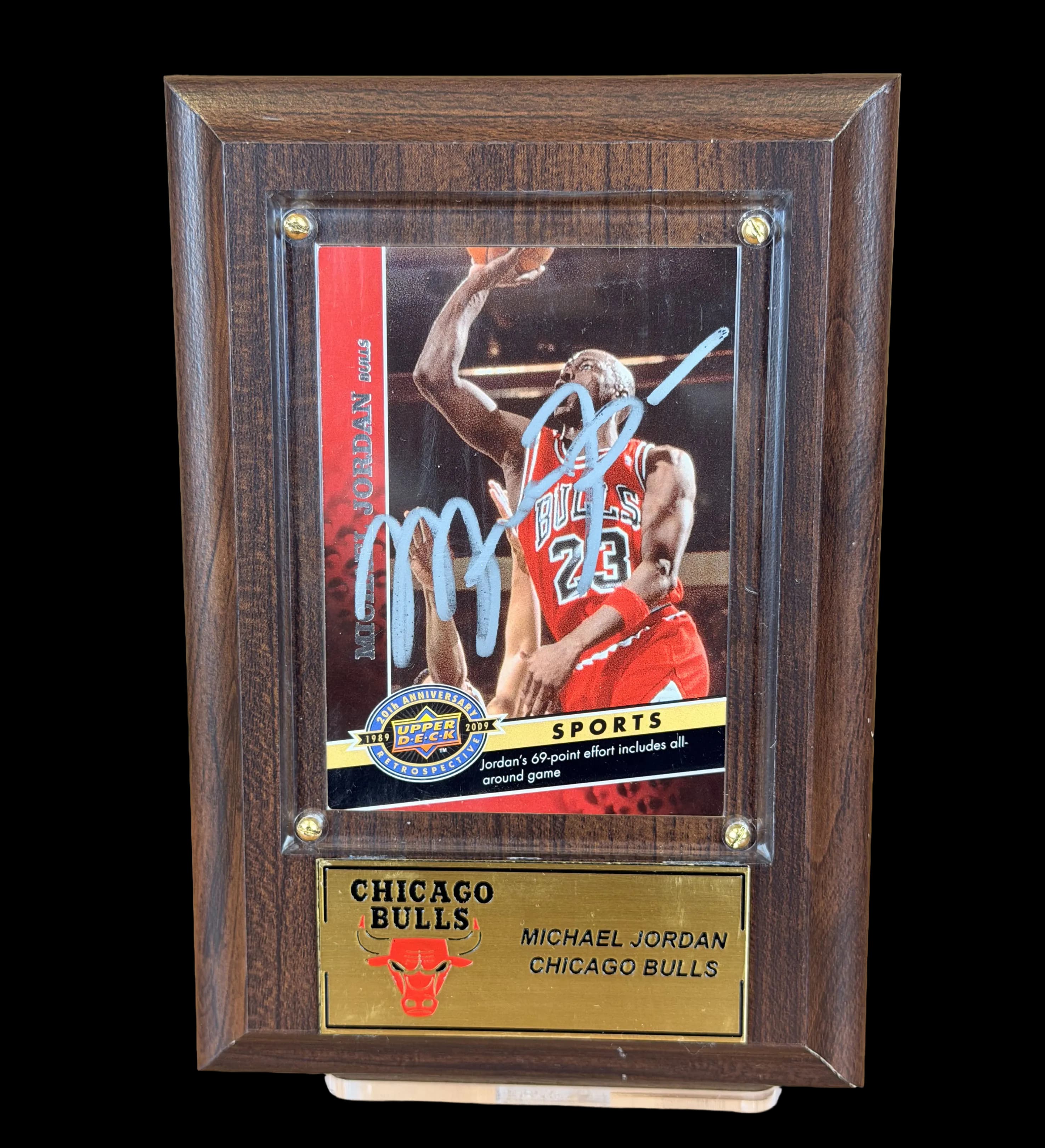 announcements/3e23180e-6837-4b2d-b9ad-86d5ae83247e/1785426787022-quadro-16x11-card-180-michael-jordan-2009-autografado-1.webp