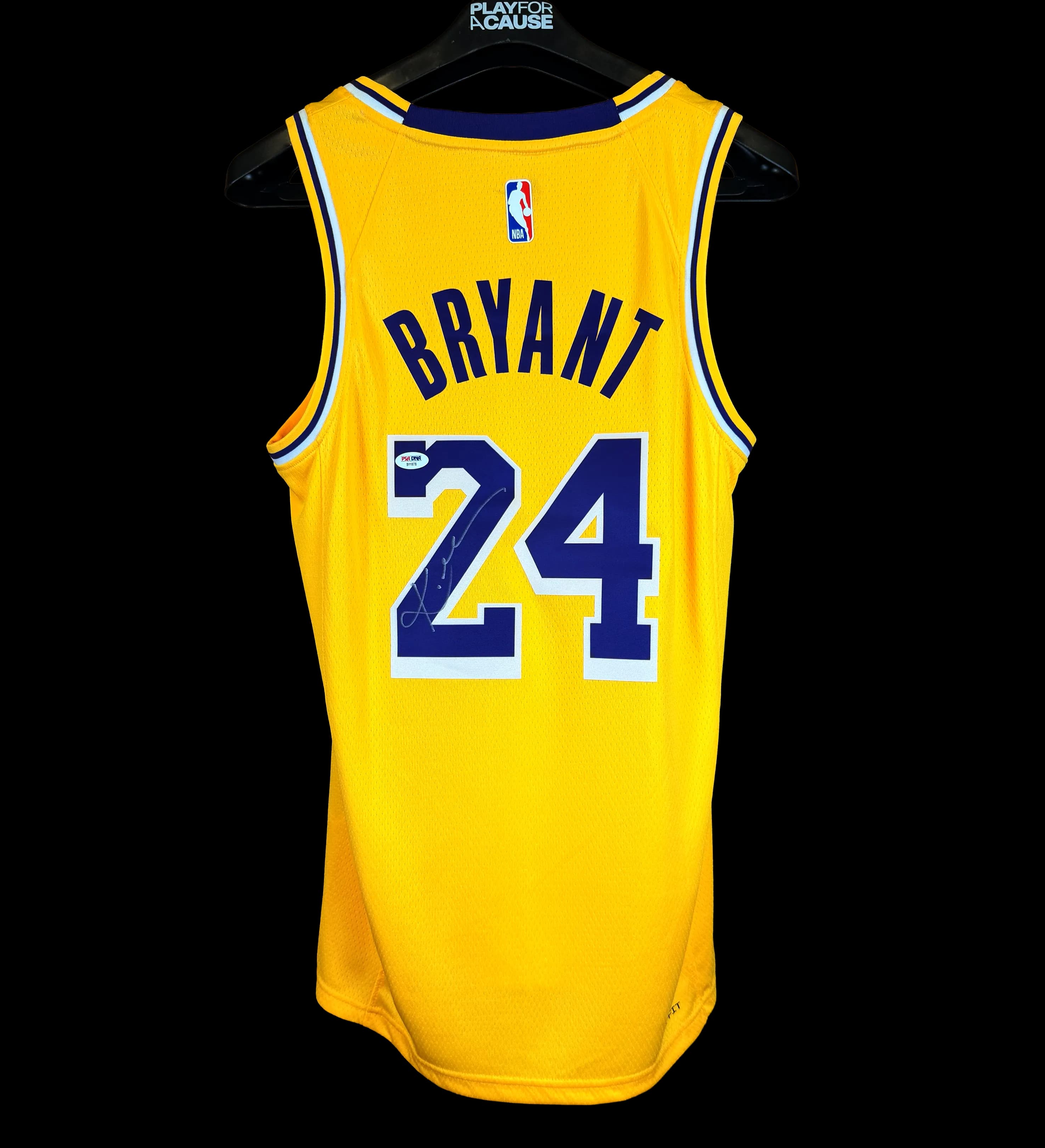 announcements/45b3048e-715e-432b-a97e-964f089c21f9/1785507223453-camisa-lakers-kobe-bryant-nba-autografado-pelo-craque-e-com-certificacao-internacional-costa.webp