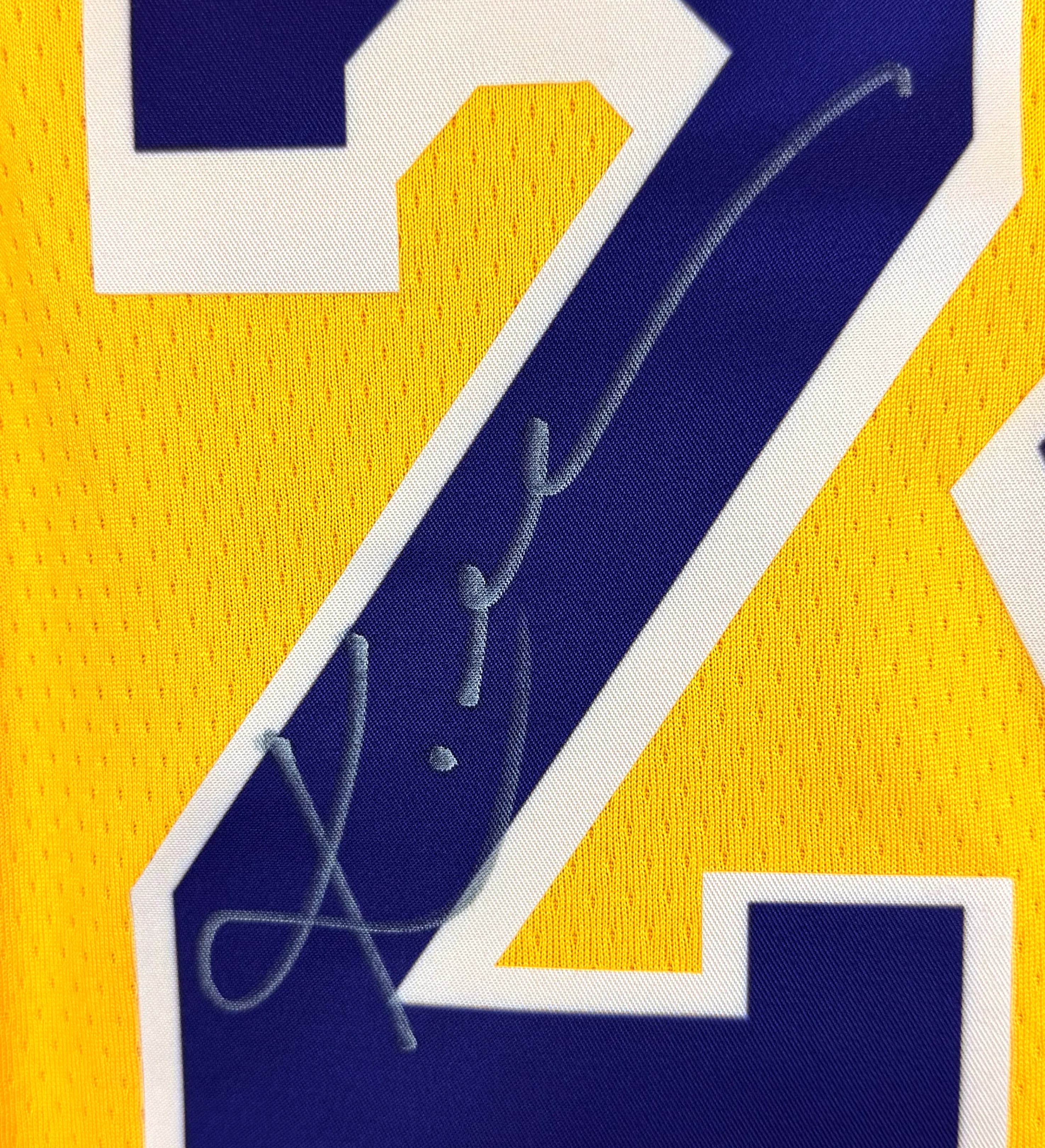 announcements/45b3048e-715e-432b-a97e-964f089c21f9/1785507223804-camisa-lakers-kobe-bryant-nba-autografado-pelo-craque-e-com-certificacao-internacional-detalhe.webp