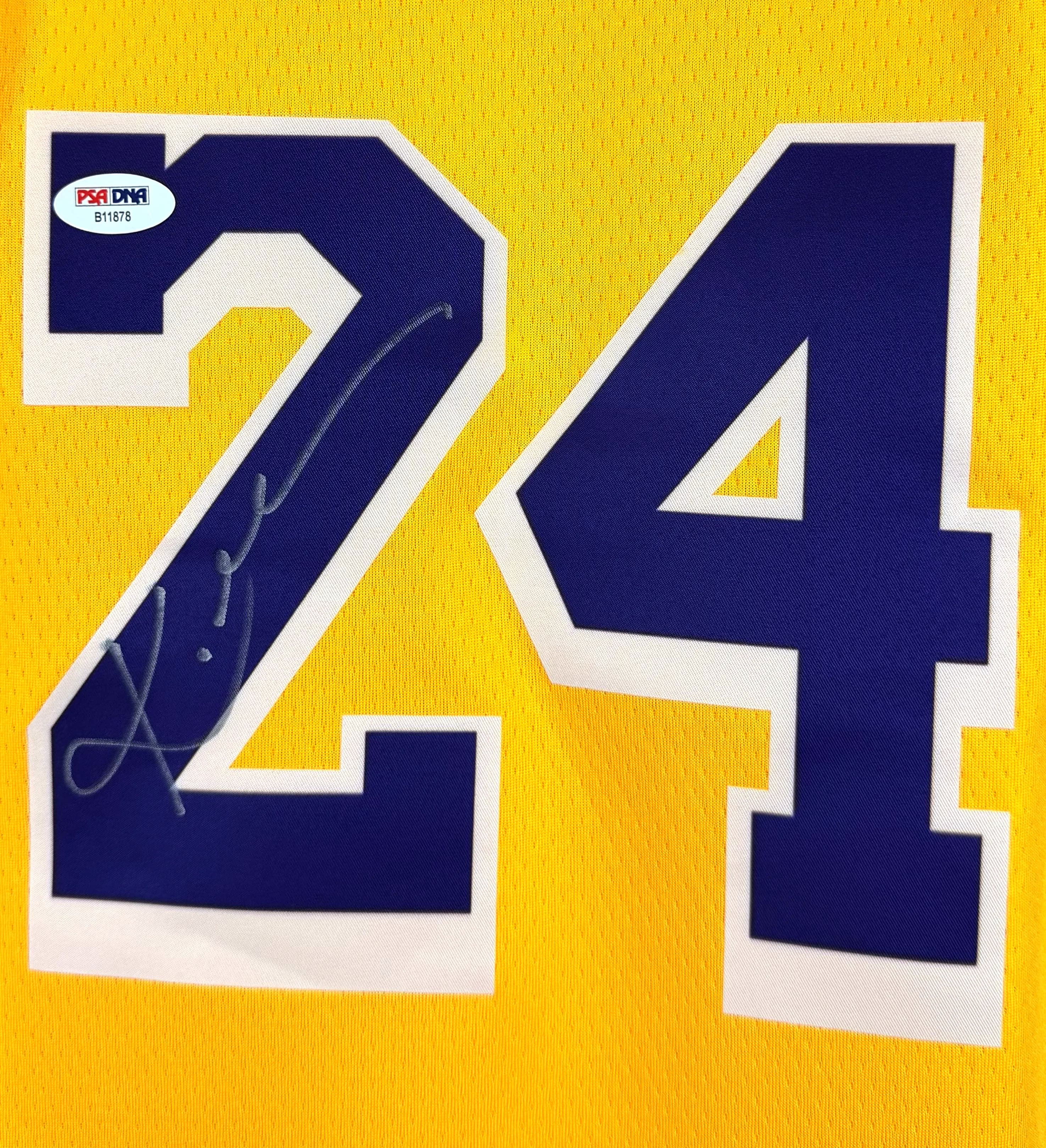 announcements/45b3048e-715e-432b-a97e-964f089c21f9/1785507224216-camisa-lakers-kobe-bryant-nba-autografado-pelo-craque-e-com-certificacao-internacional-detalhe-2.webp