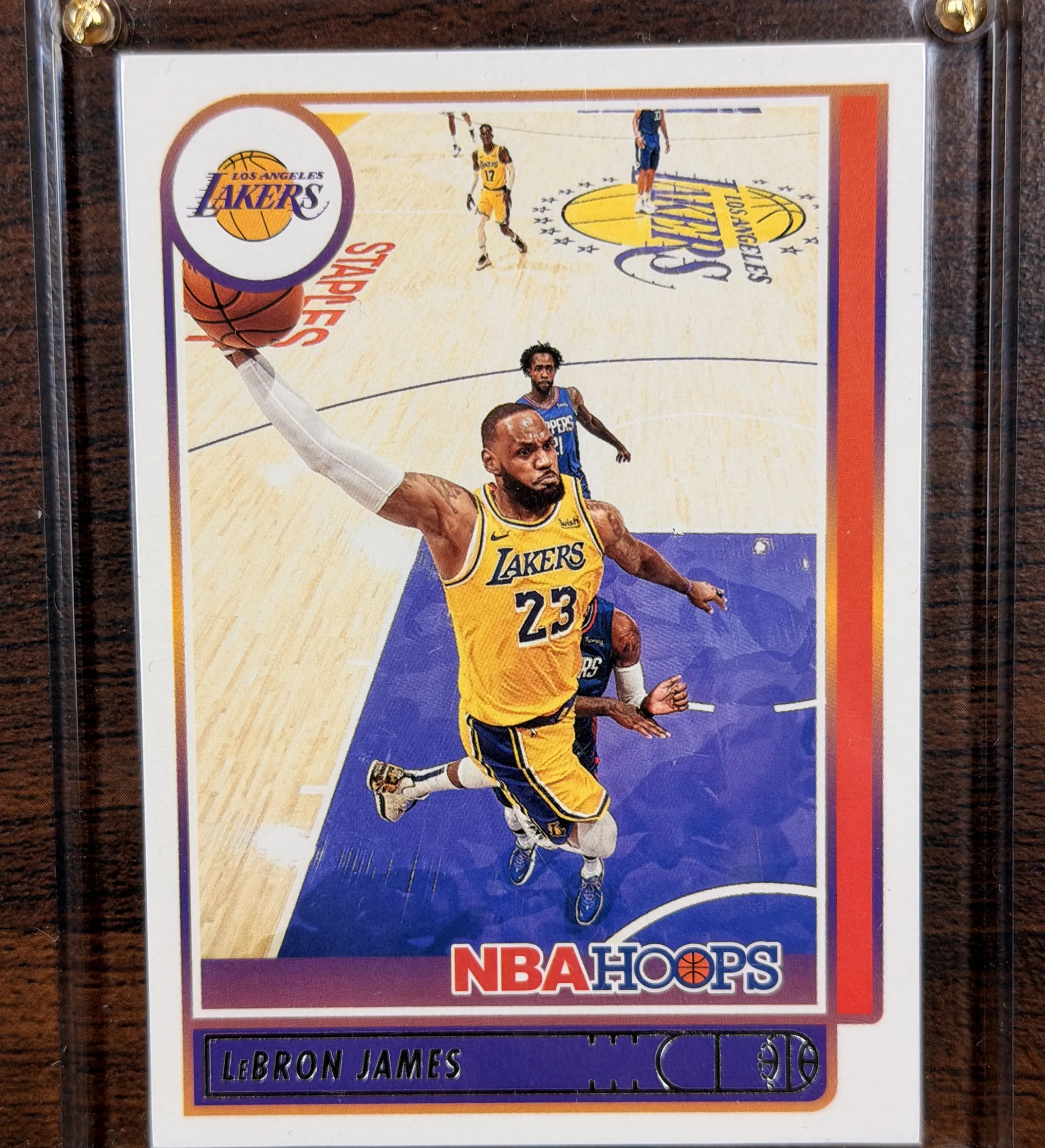 announcements/488a6755-5a52-4e95-91e2-43a23a5485fe/1785427575931-quadro-20x15-card-5-card-52-lebron-james-2018-autografado-4.webp