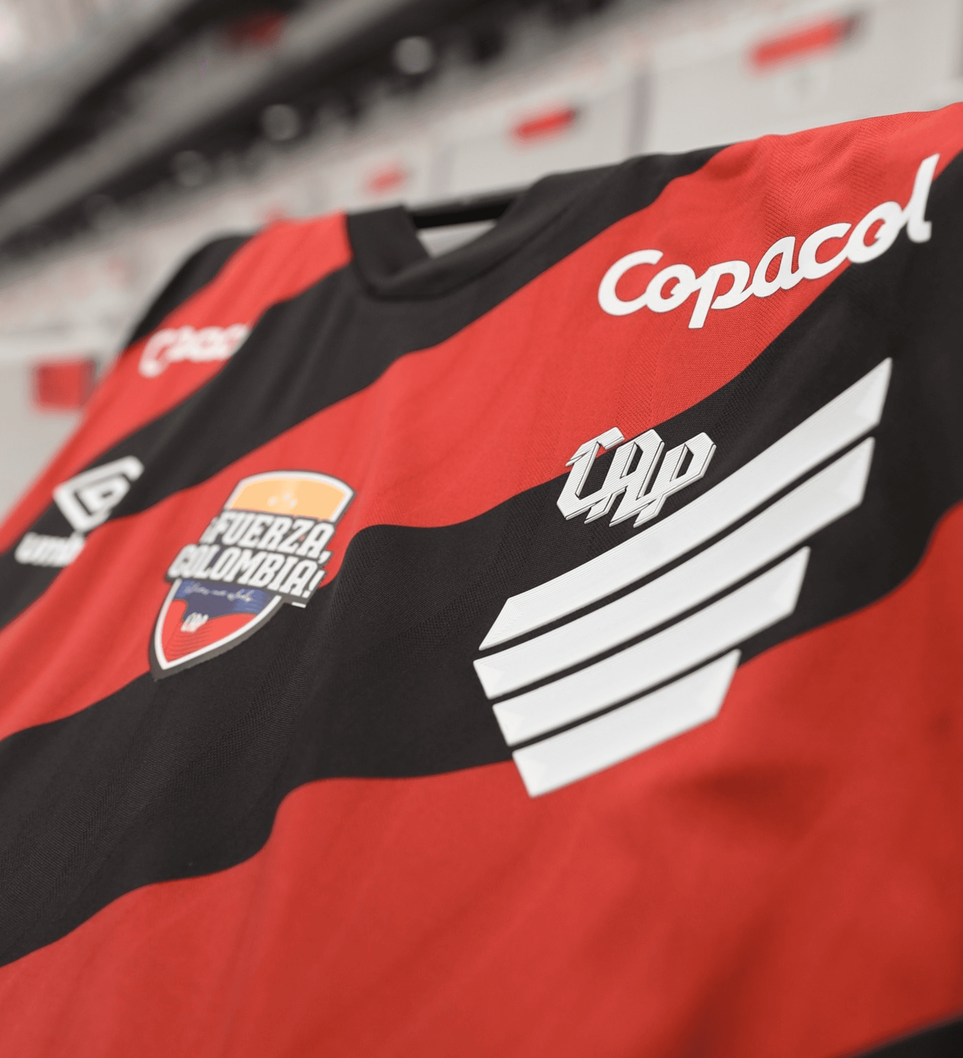 Camisa Athletico PR - Mendoza - Patch Fuerza Colômbia - CAP x RBB - Usada e autografada pelo Jogador — imagem 3 de 3