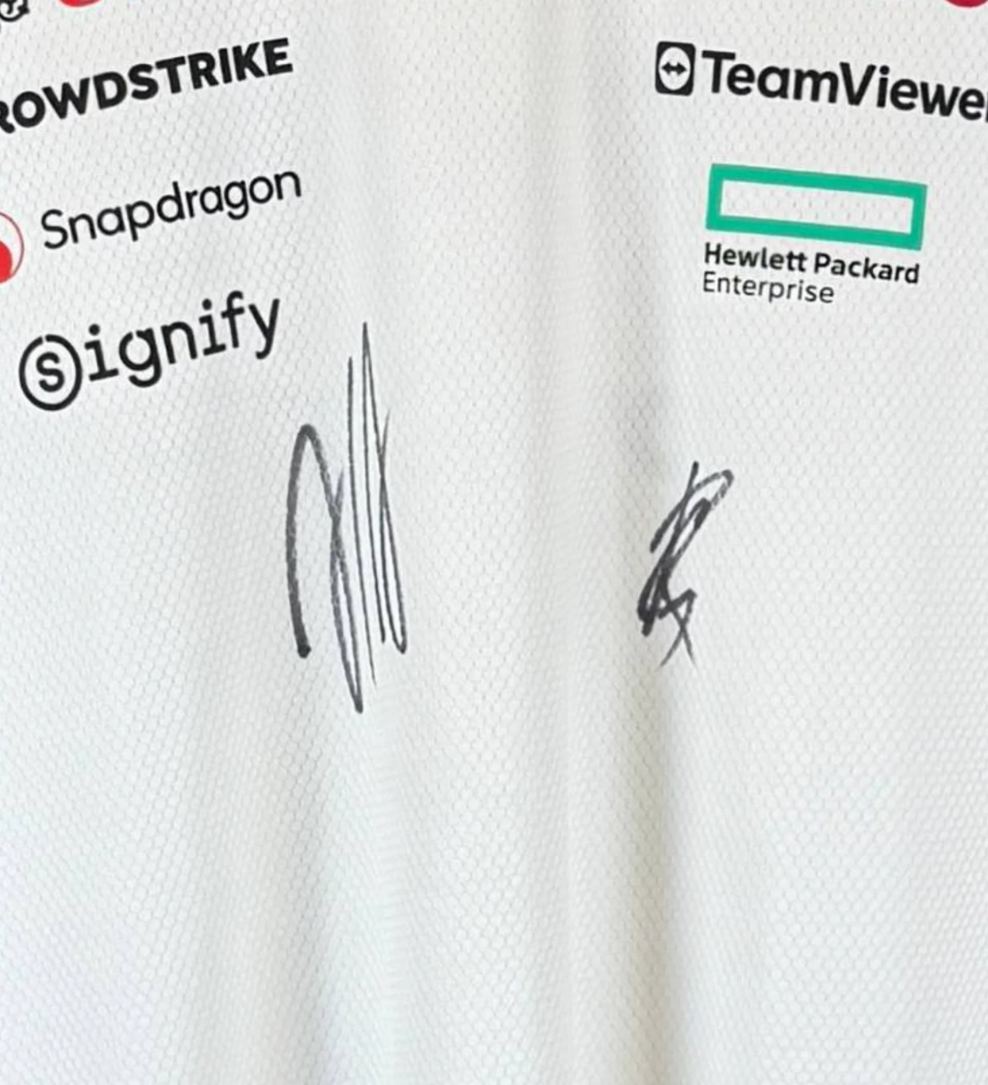 announcements/5535f584-203c-434c-9551-9528f08d7e61/1786039404771-camisa-mercedes-amg-george-russel-e-kim-antonelli-autografada-pelos-pilotos-3.webp