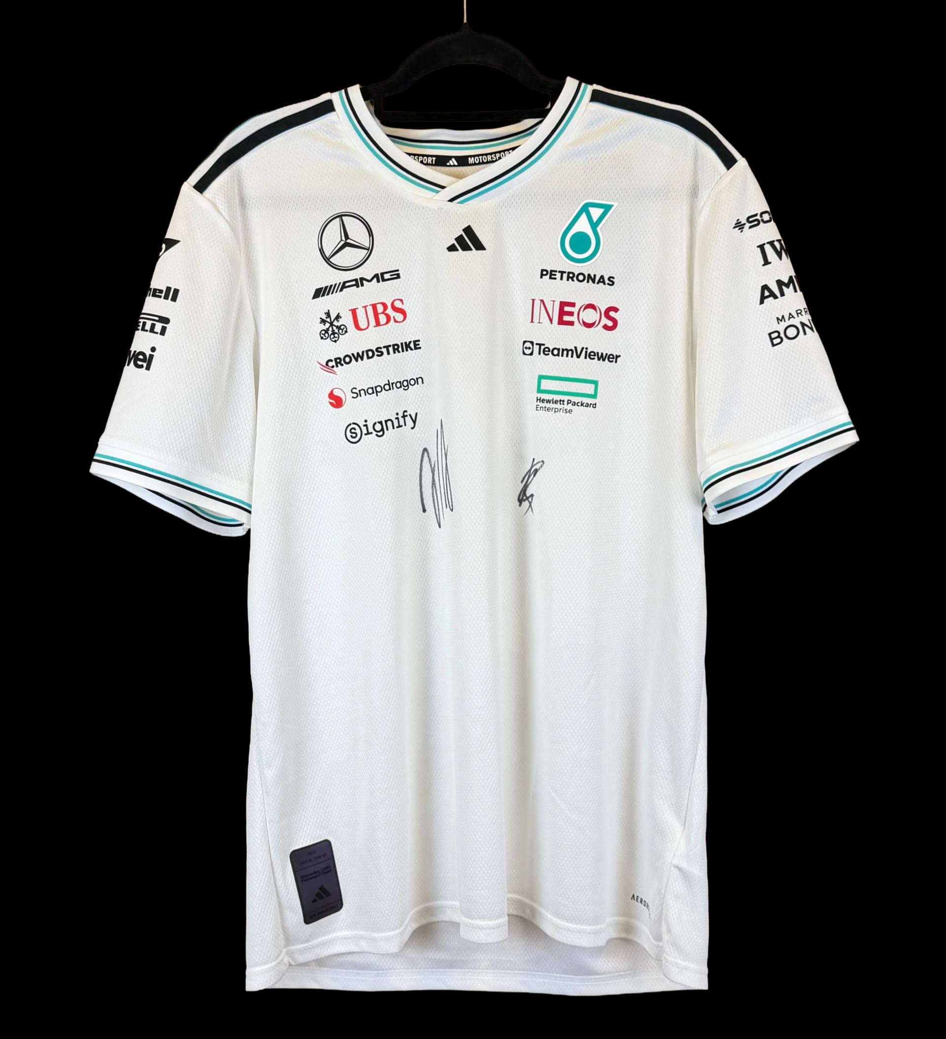 announcements/5535f584-203c-434c-9551-9528f08d7e61/1786039405709-camisa-mercedes-amg-george-russel-e-kim-antonelli-autografada-pelos-pilotos-1.webp