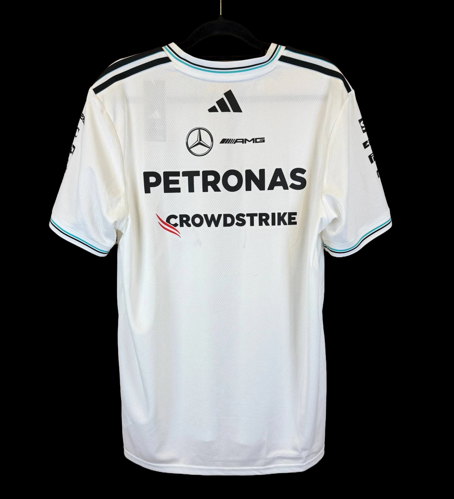 announcements/5535f584-203c-434c-9551-9528f08d7e61/1786039406000-camisa-mercedes-amg-george-russel-e-kim-antonelli-autografada-pelos-pilotos-2.webp