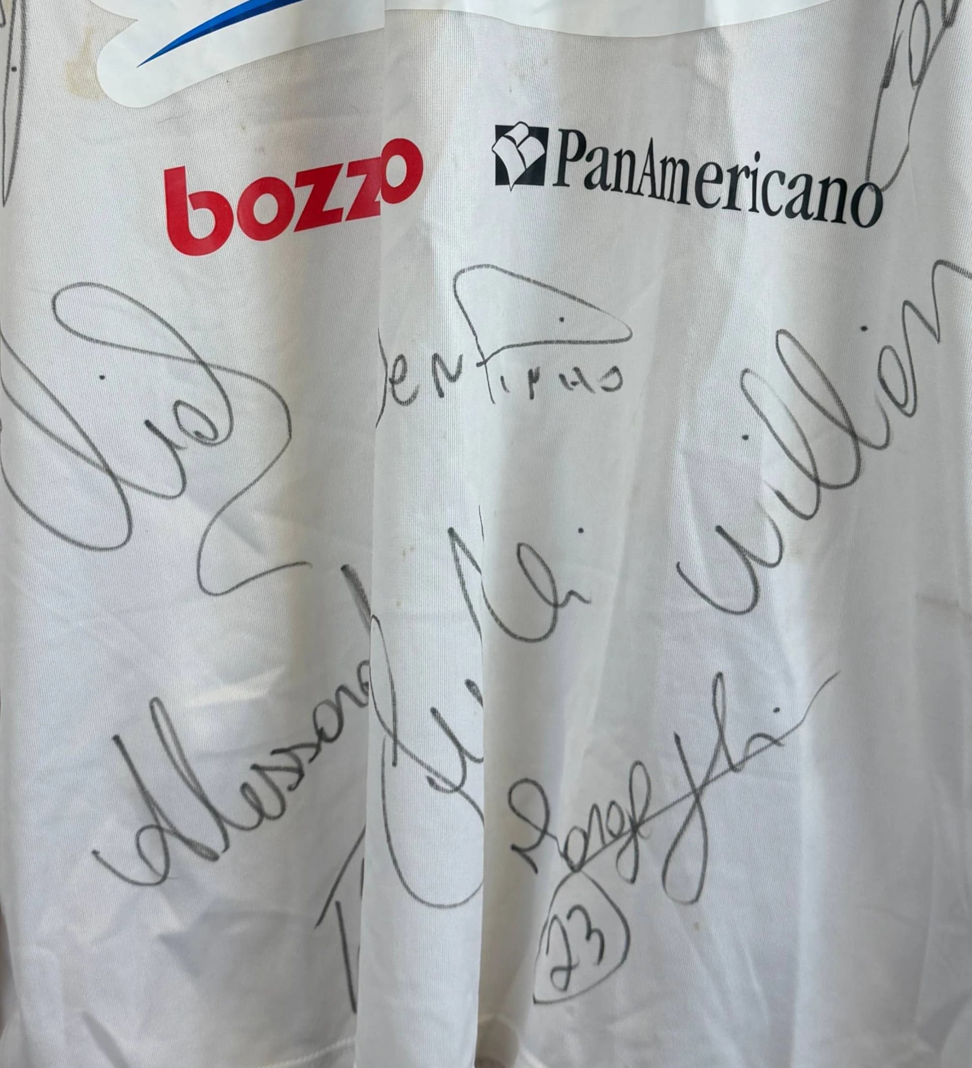 announcements/56249ab9-527c-4411-912b-34fe2d71b2ee/1786463707272-camisa-manga-longa-corinthians-2009-autografada-ronaldo-fenomeno-3.webp