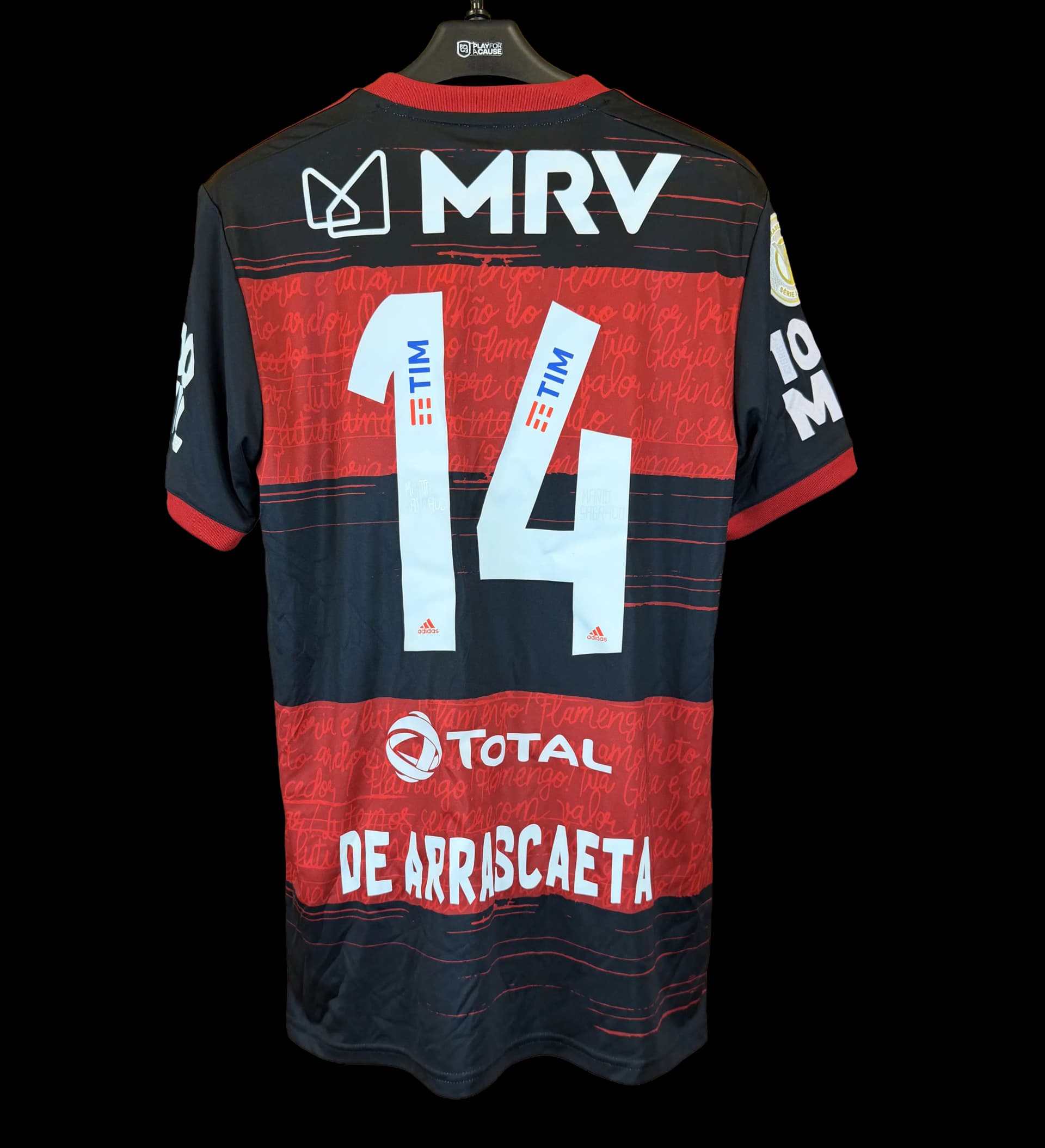 announcements/59030456-e1ab-4a84-8320-6fe6ad47a187/1786472302237-camisa-flamengo-arrascaeta-brasileirao-2020-preparada-2.webp
