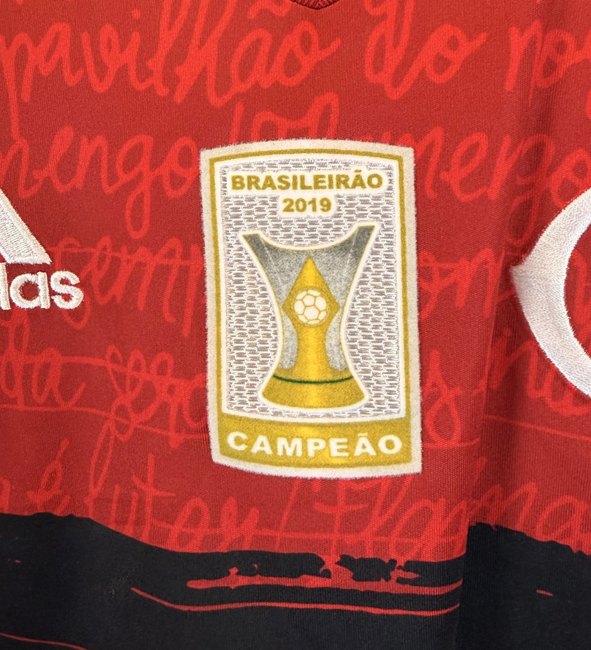 announcements/59030456-e1ab-4a84-8320-6fe6ad47a187/1786472302625-camisa-flamengo-arrascaeta-brasileirao-2020-preparada-3.webp