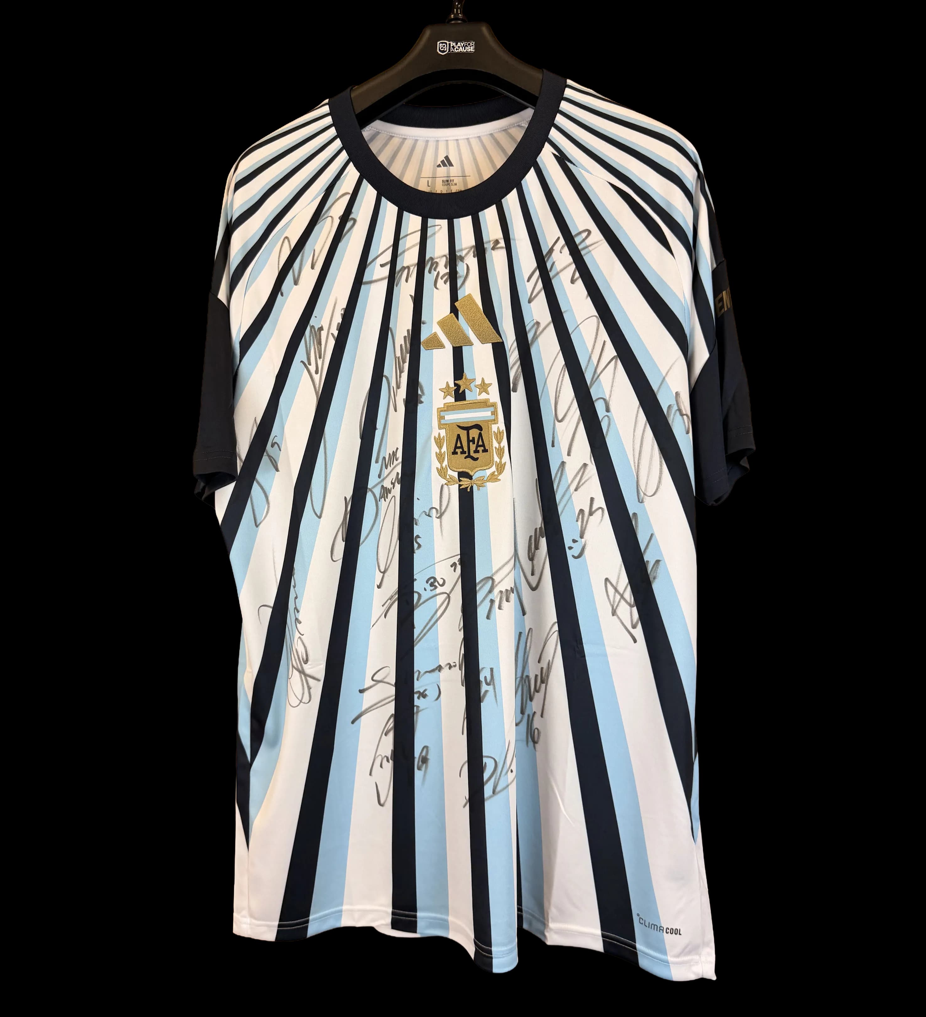 announcements/5b435ac9-c93f-4c89-a7e6-a5177da0debf/1785345104051-Camisa-Argentina-Aquecimento-Copa-2026-Autografada-Elenco-Messi-Frente.webp
