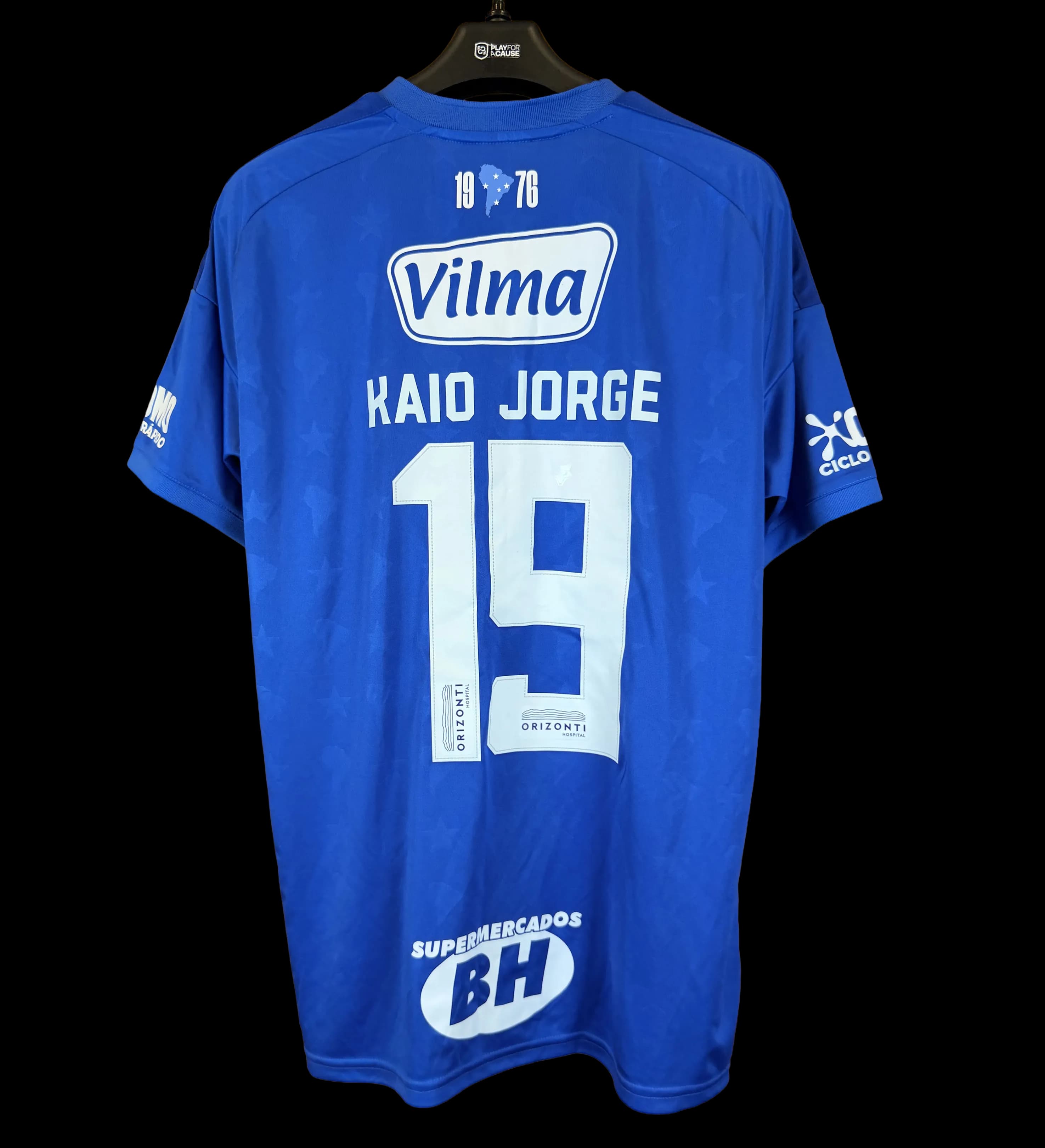 announcements/60523e27-1aa3-45bc-9f5b-a7893f63c1c3/1785189123592-kit-camisa-de-jogo-kaio-jorge-patch-final-mineiro-2026-autografada-costas.webp