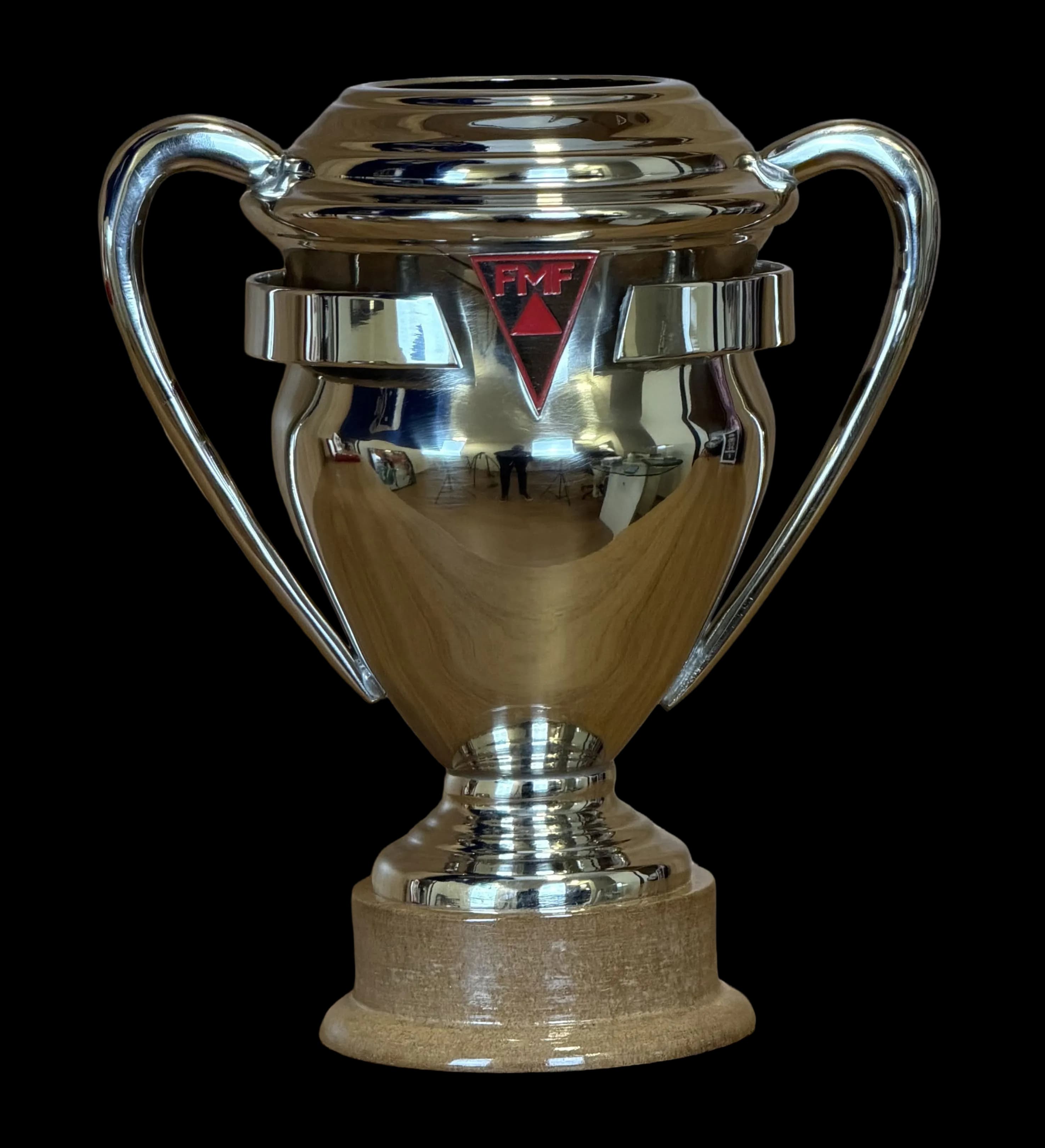 announcements/60523e27-1aa3-45bc-9f5b-a7893f63c1c3/1785189125264-mini-replica-taça-campeao-mineiro.webp