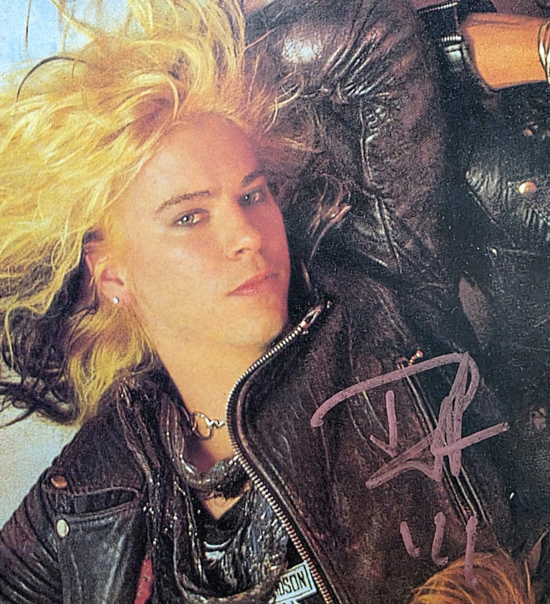 announcements/65fcdaff-3855-4d2b-9b5e-7662d8d3a550/1786564429381-quadro-emoldurado-guns-n-roses-autografado-3.webp