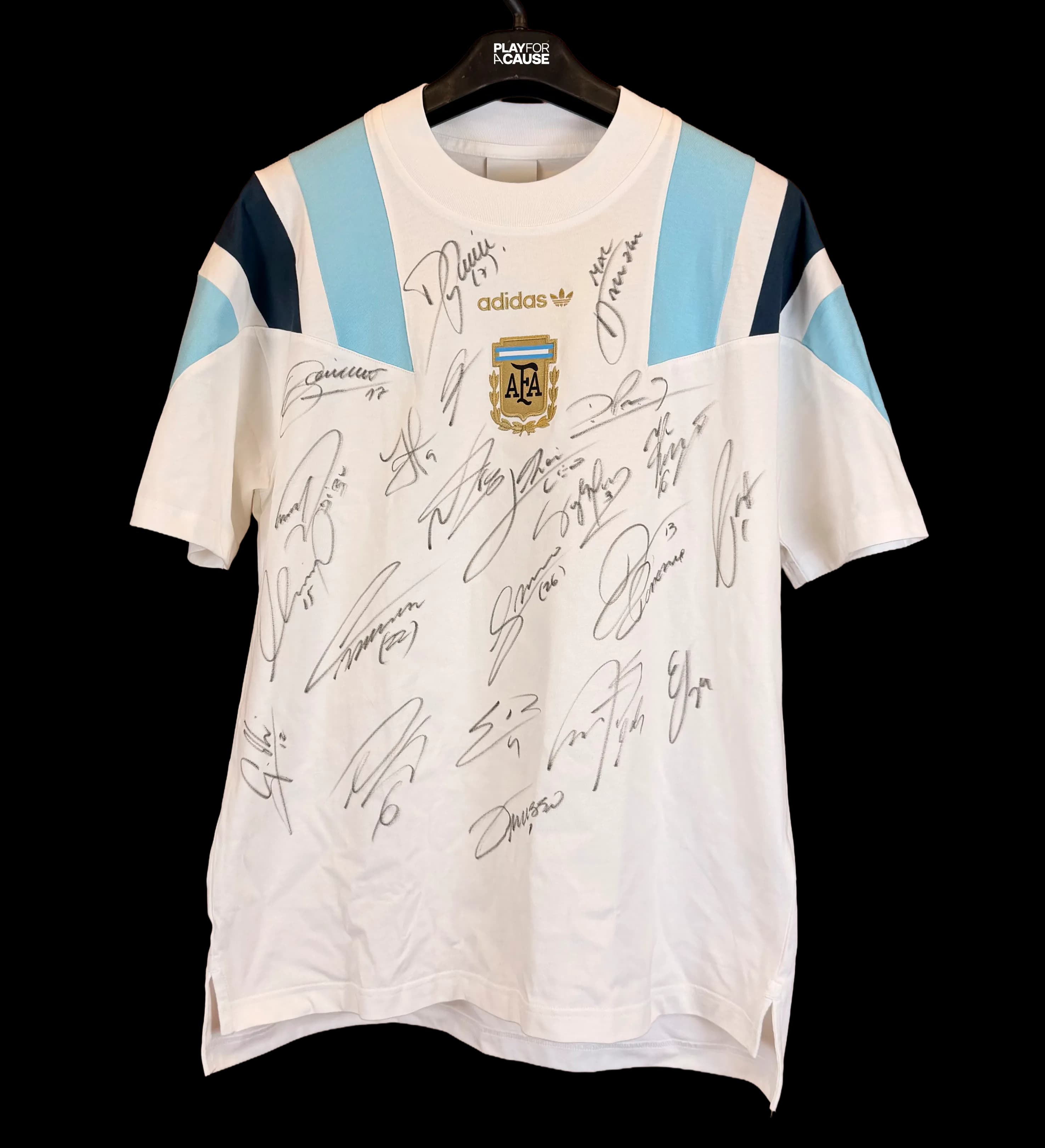 announcements/668c4de4-dc5d-40e8-b03f-ac27c2a4dcf7/1785366527626-Camisa-Oficial-Argentina-Viagem-Copa-2026-Autografada-Elenco-Messi-Frente.webp