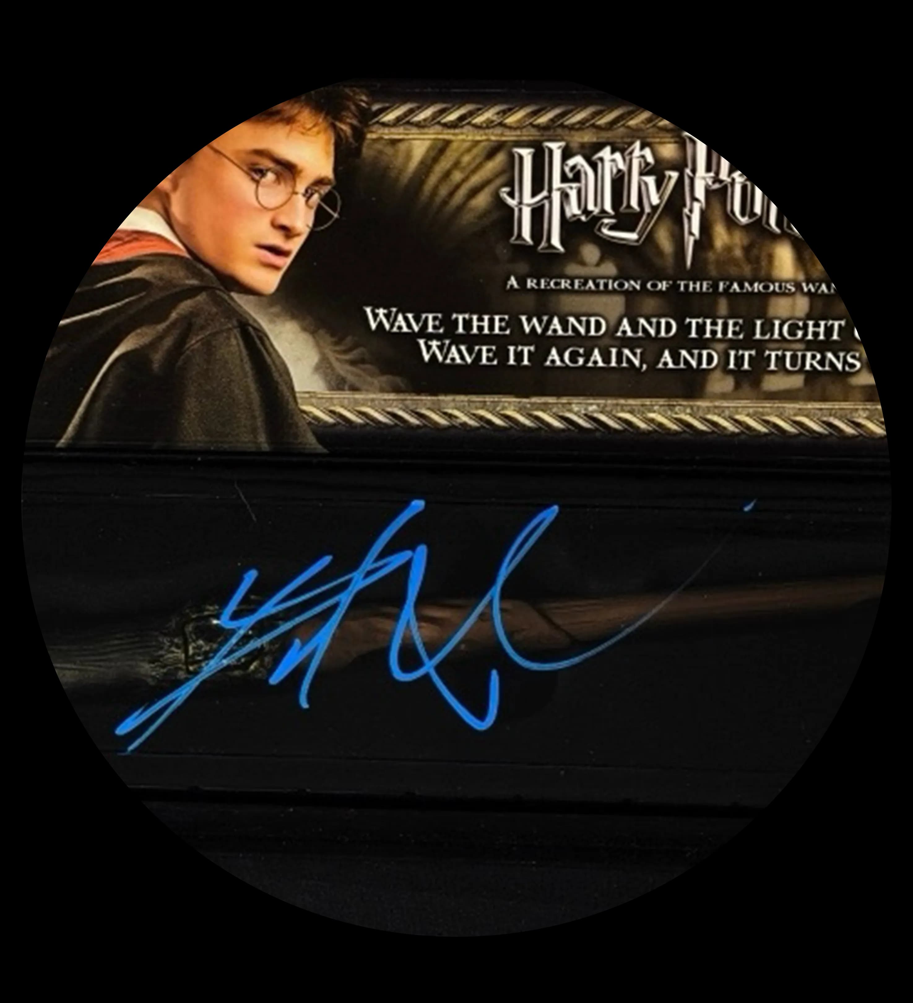 announcements/720c690b-6c95-448a-aa36-4e227532ef1d/1785118411520-Varinha-Iluminada---Harry-Potter---Autografada-por-Daniel-Radcliffe---Certificação-Internacional-2.webp