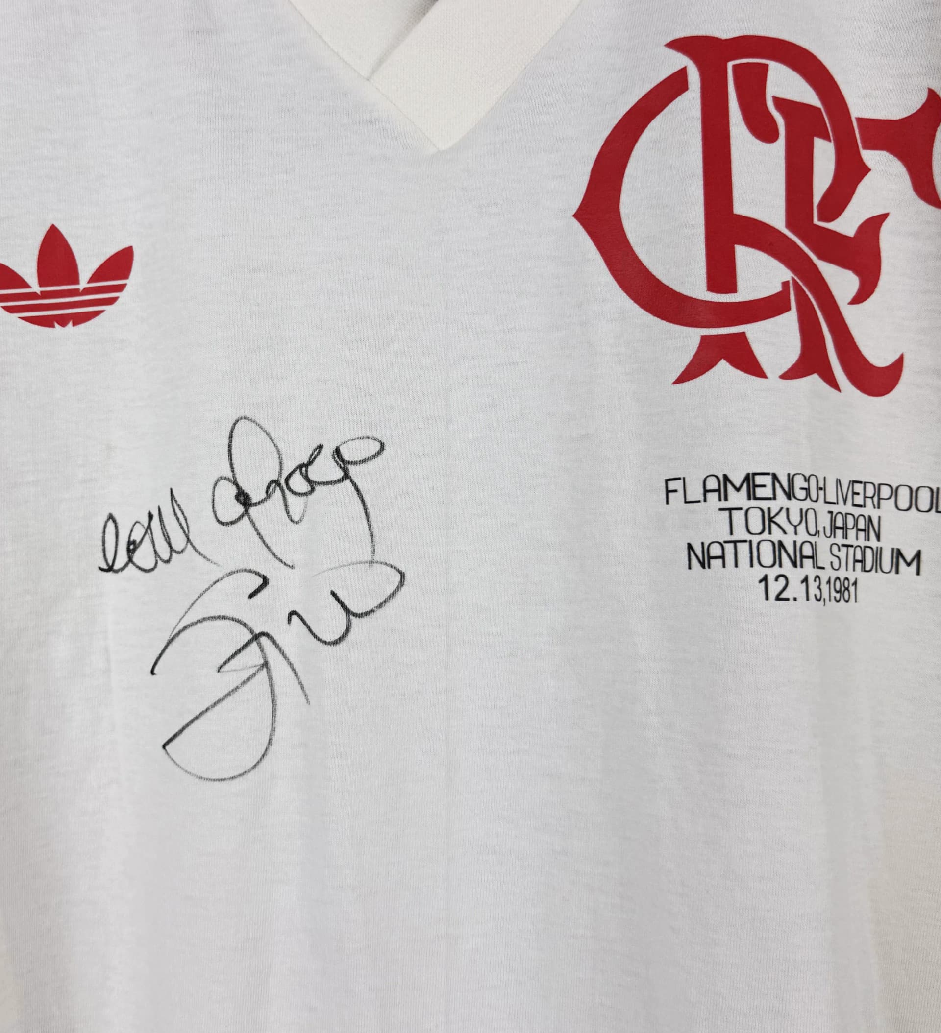 announcements/777dc559-2fdf-4aab-9a6b-7c30e1ec89bc/1786465179116-camisa-flamengo-manga-longa-autografada-zico-1981-3.webp