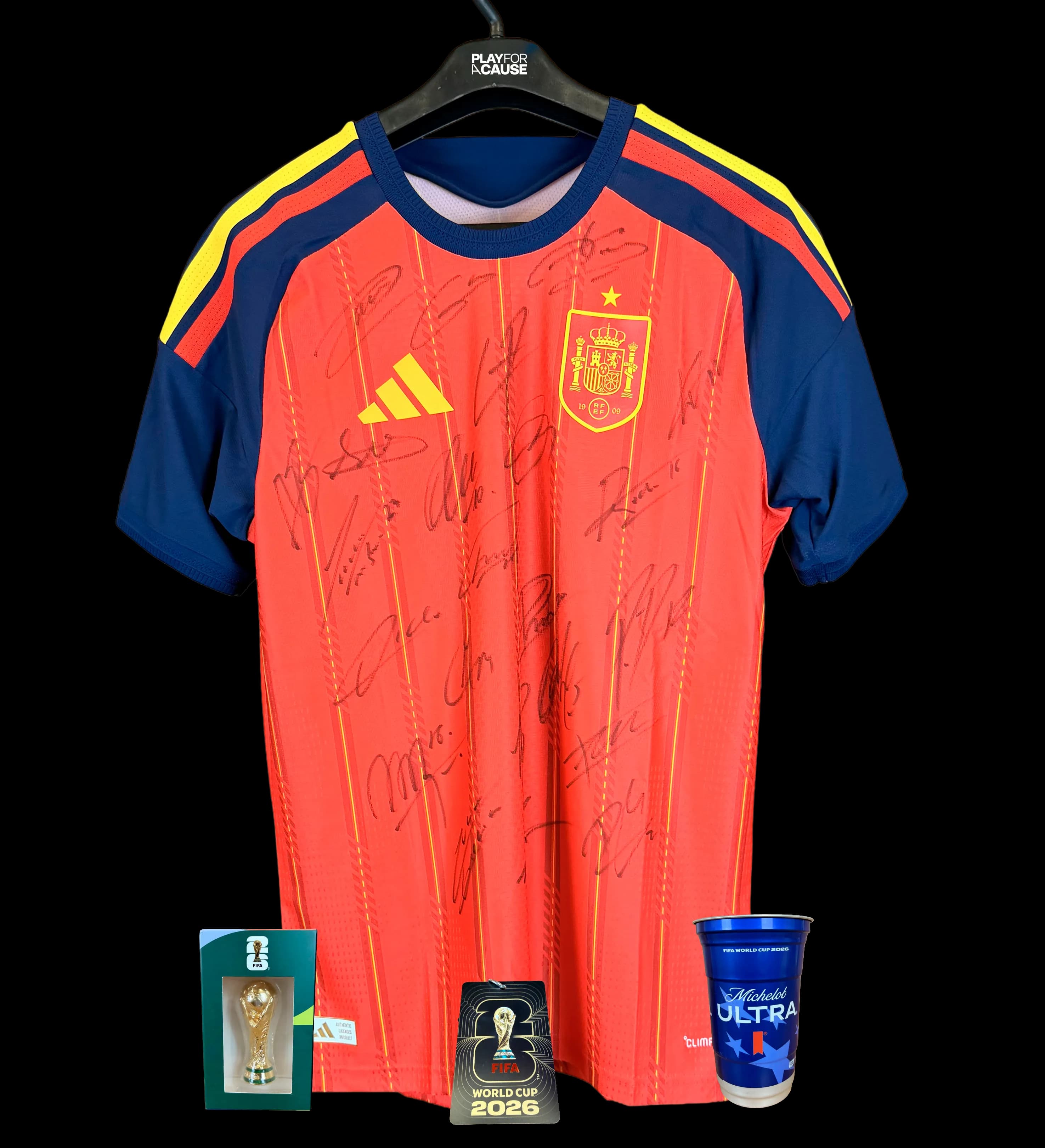 announcements/7c980abe-2819-4492-a28e-252e5afdfb73/1785517245564-camisa-oficial-espanha-2026-autografada-elenco-yamal-credencial-copo-frente.webp