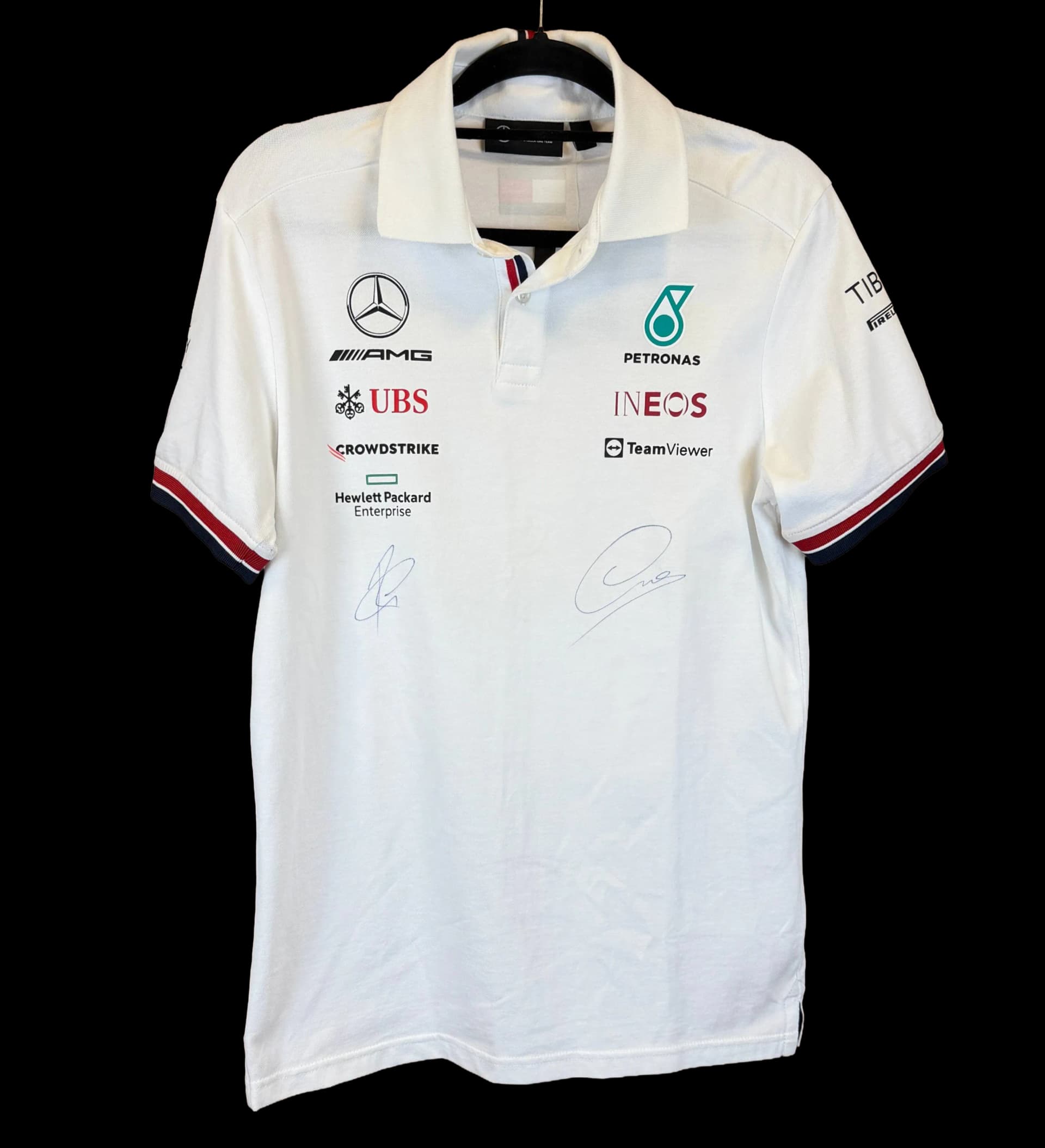 announcements/89f30e32-c041-45a1-aa16-f9ad5a6e1210/1786039257276-polo-mercedes-amg-george-russel-e-kimi-antonelli-autografada-pelos-pilotos-branca-1.webp