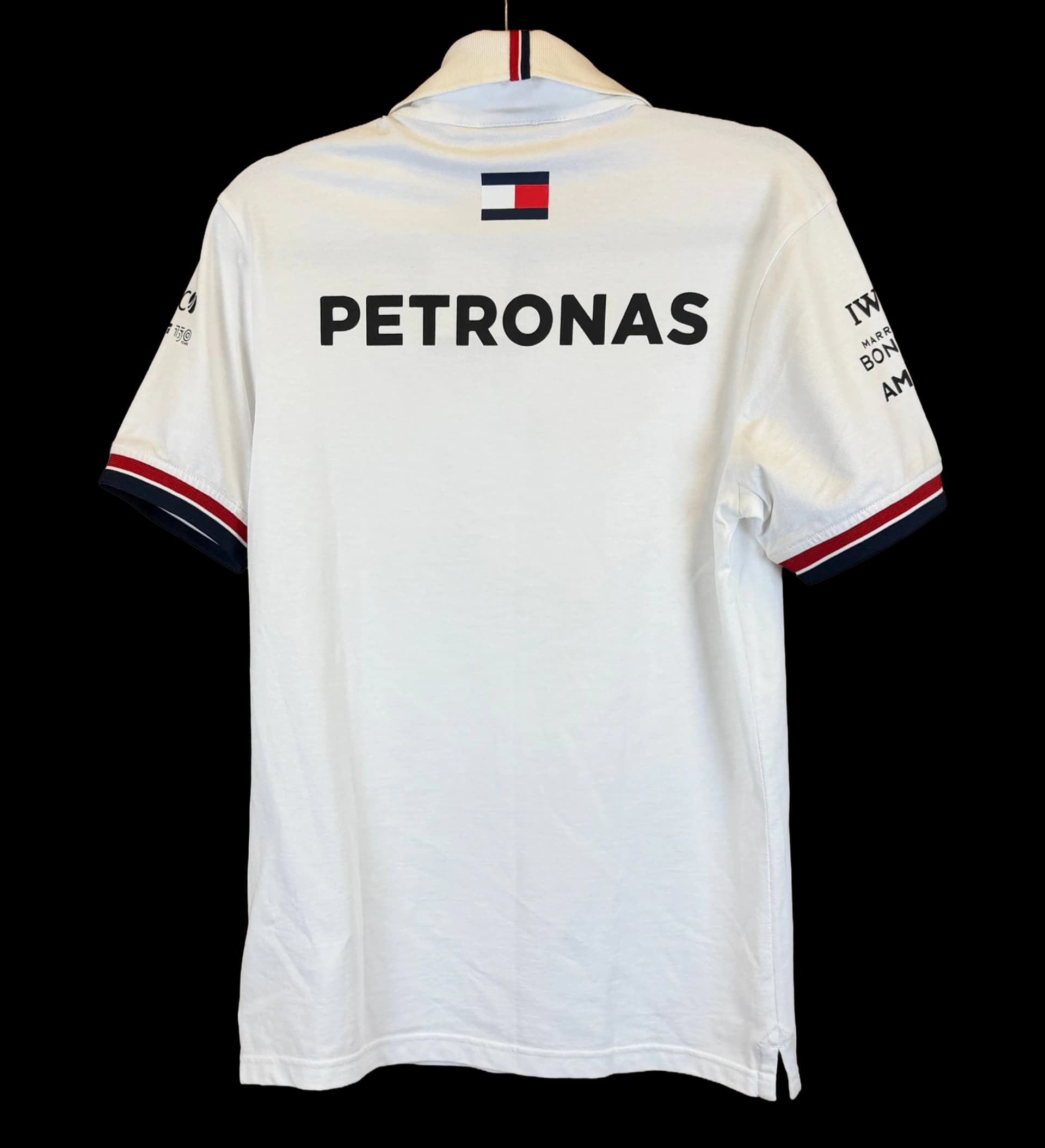 announcements/89f30e32-c041-45a1-aa16-f9ad5a6e1210/1786039257345-polo-mercedes-amg-george-russel-e-kimi-antonelli-autografada-pelos-pilotos-branca-2.webp