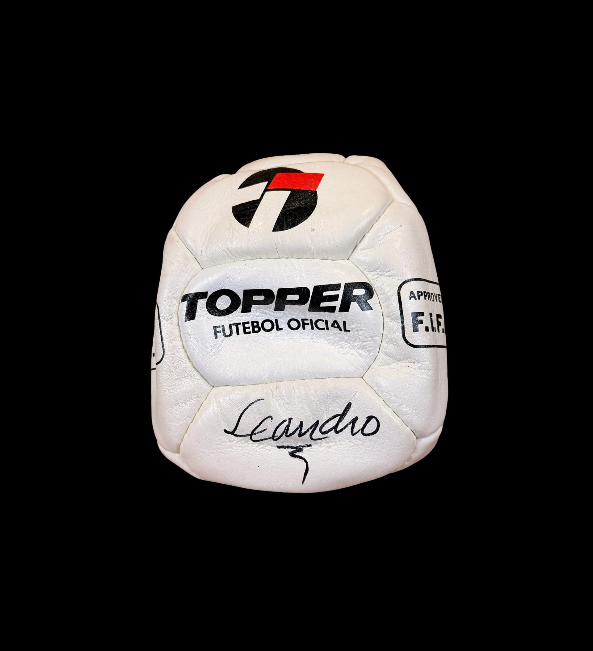 announcements/91bb7baa-532a-4656-aa04-53f18226875d/1786464613639-bola-oficial-topper-brasileiro-1982-1.webp