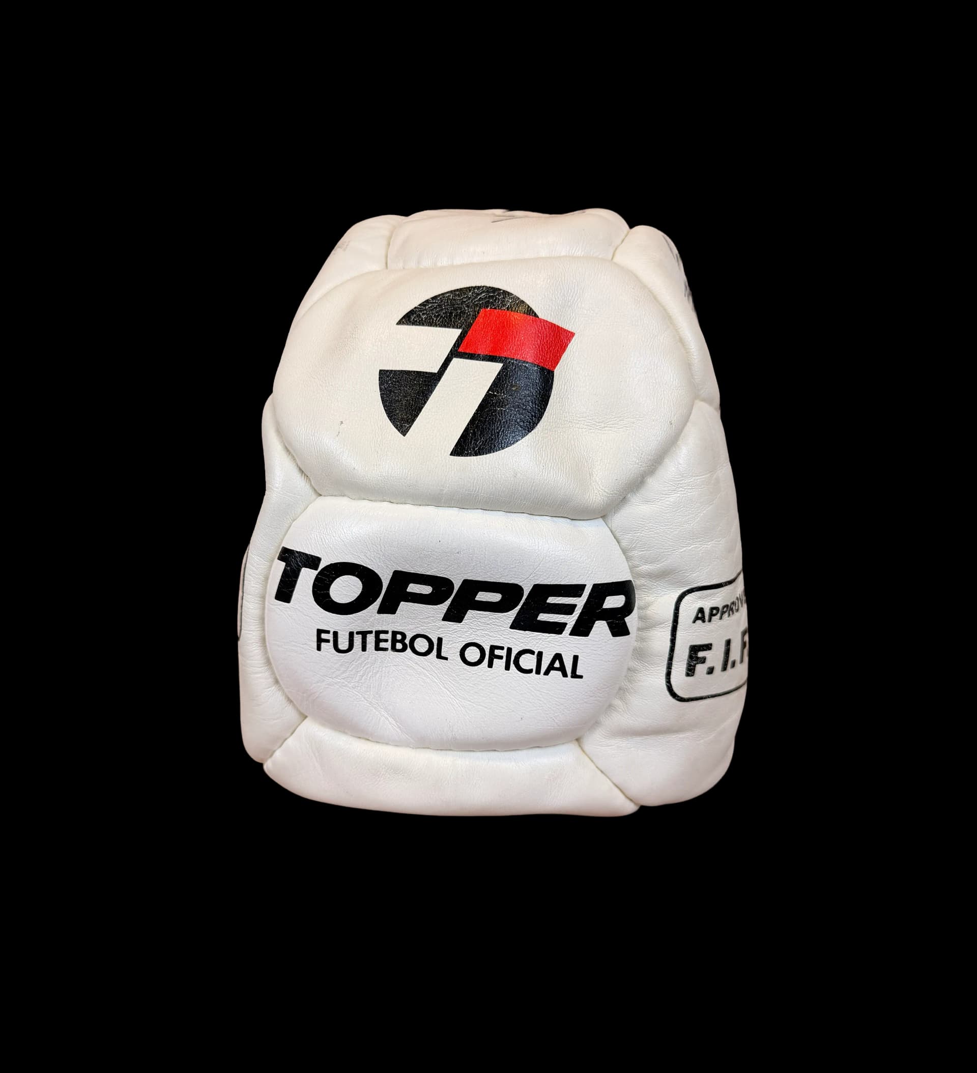 announcements/91bb7baa-532a-4656-aa04-53f18226875d/1786464613932-bola-oficial-topper-brasileiro-1982-3.webp