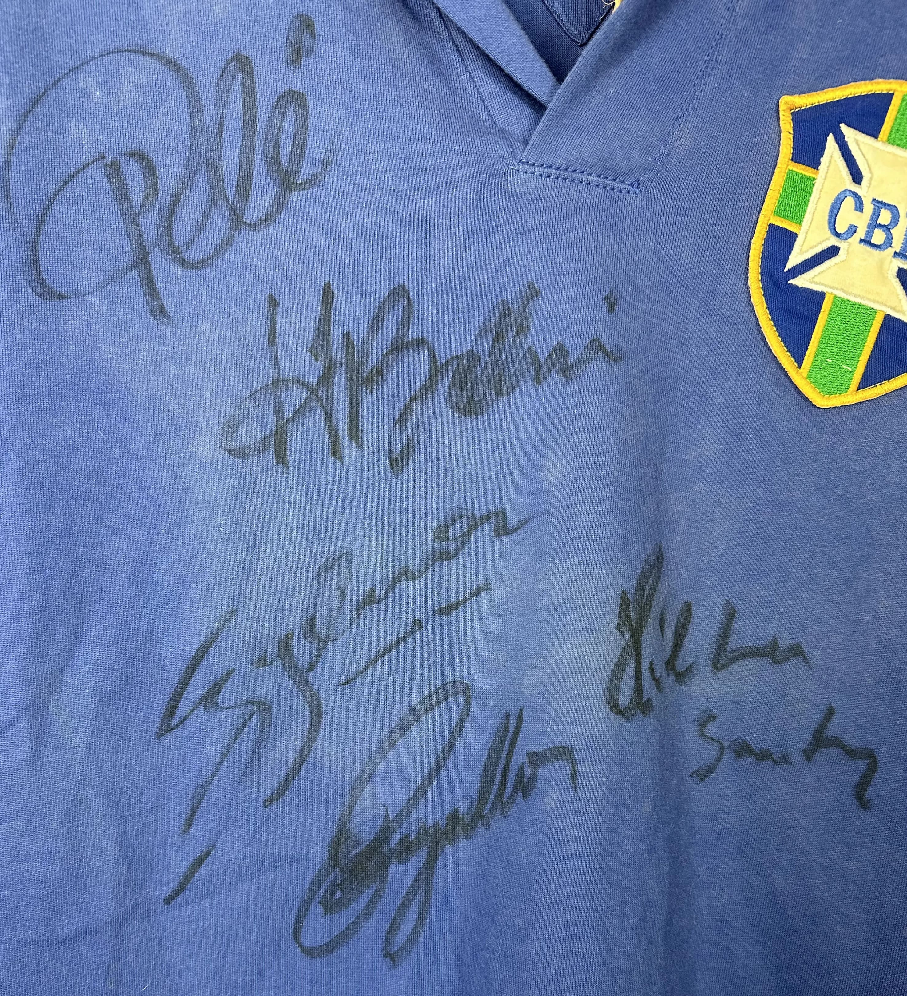announcements/949b2938-3e64-4a72-96e3-8f54ff35e444/1785345567063-Camisa-Brasil-Mazzola-18-Replica-Copa-1958-Autografada-Pele-Detalhe.webp