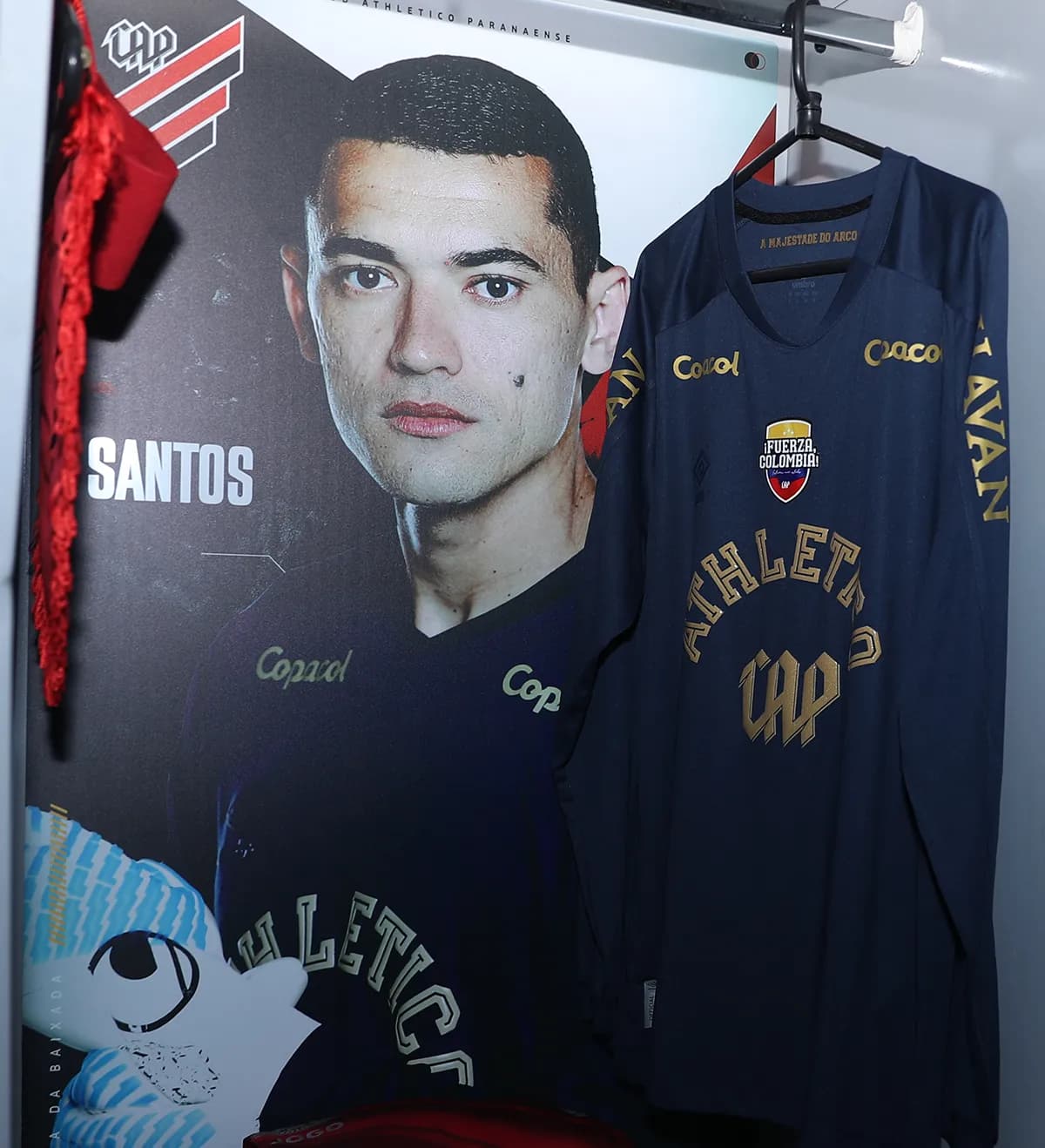 Camisa Athletico PR Santos Patch Fuerza Colômbia CAP x RBB Preparada e Autografada pelo Jogador — imagem 1 de 6