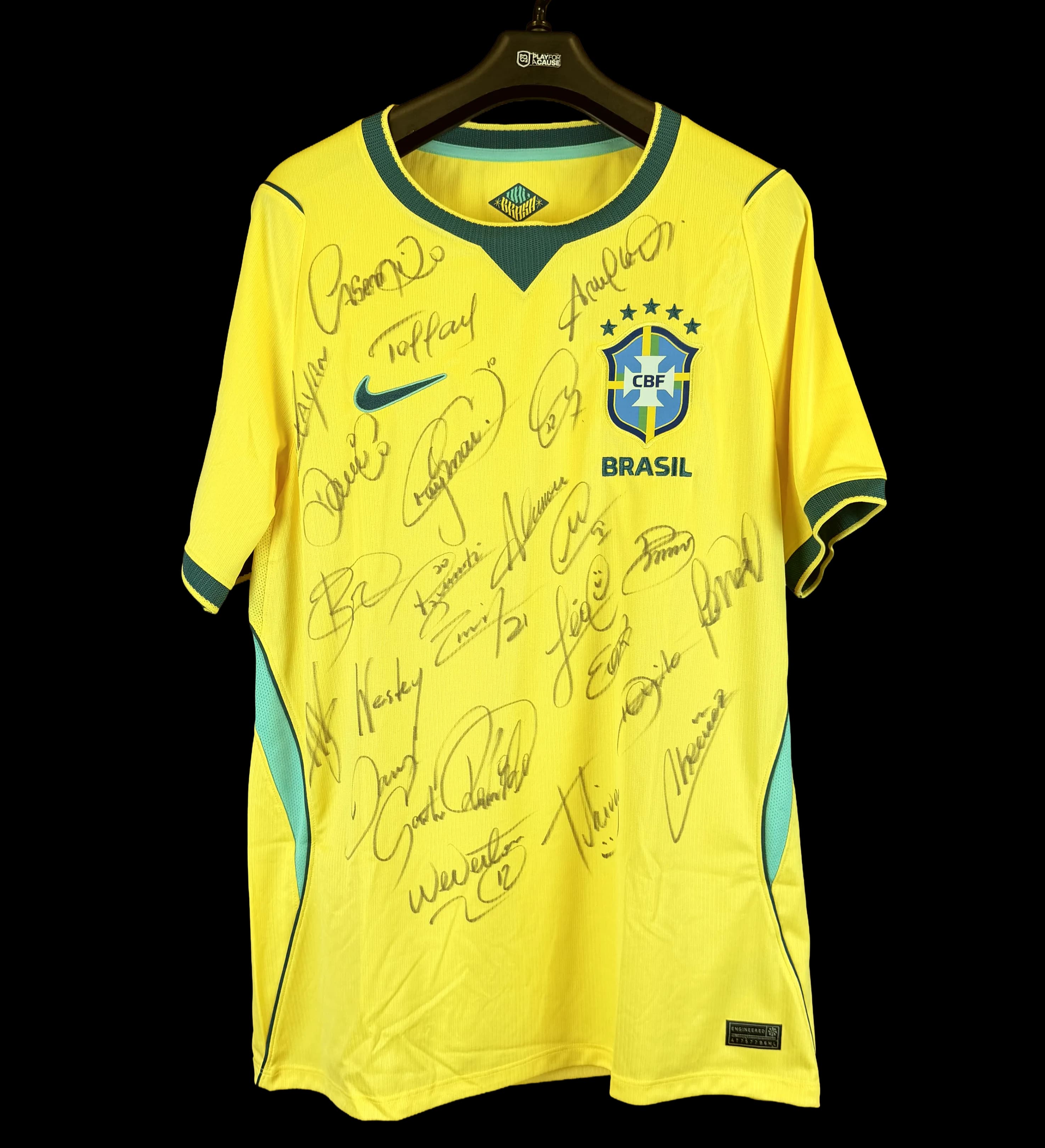 announcements/a1cb4d1e-bbf8-4f49-8445-ad4f149a37e6/1785343940592-Camisa-Brasil-Amarela-Copa-2026-Autografada-Elenco-Neymar-Frente.webp