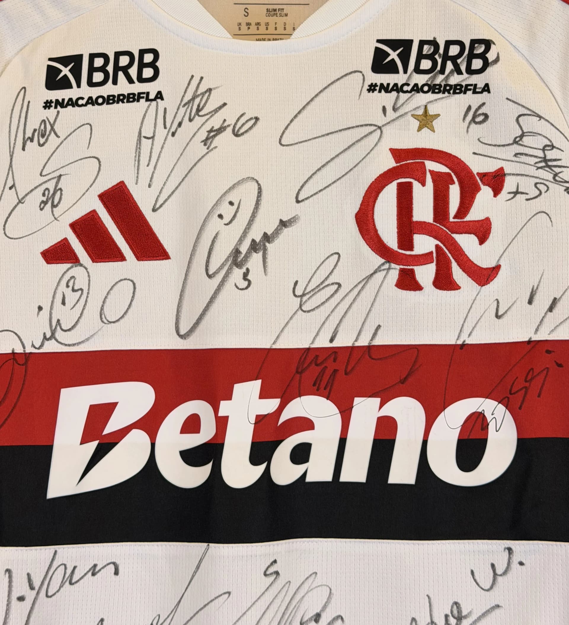 announcements/a64d1aa7-bff8-4409-9bf8-c637244d9768/1786540985290-camisa-flamengo-pulgar-2026-autografada-elenco-3.webp