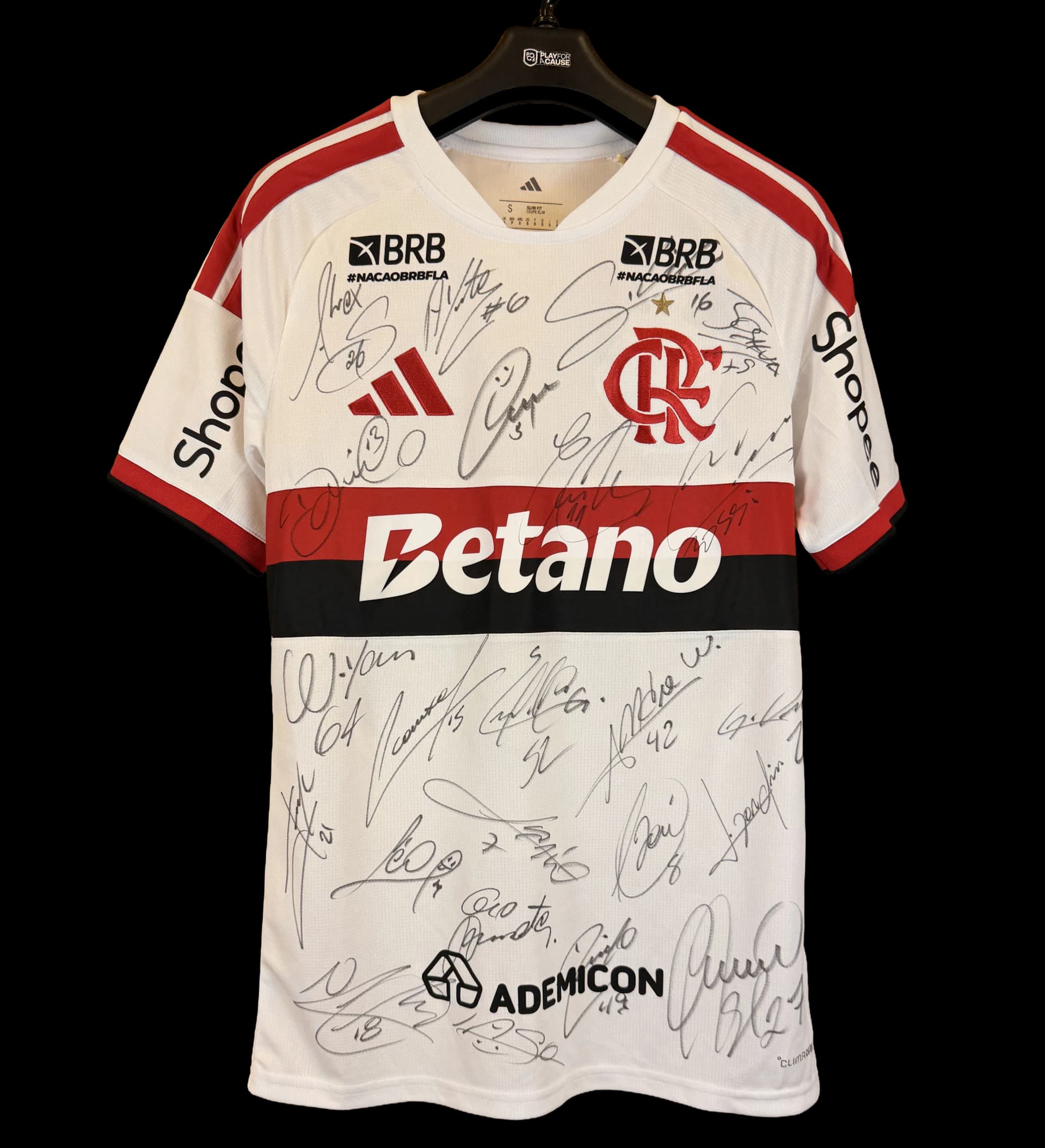 announcements/a64d1aa7-bff8-4409-9bf8-c637244d9768/1786540985530-camisa-flamengo-pulgar-2026-autografada-elenco-1.webp
