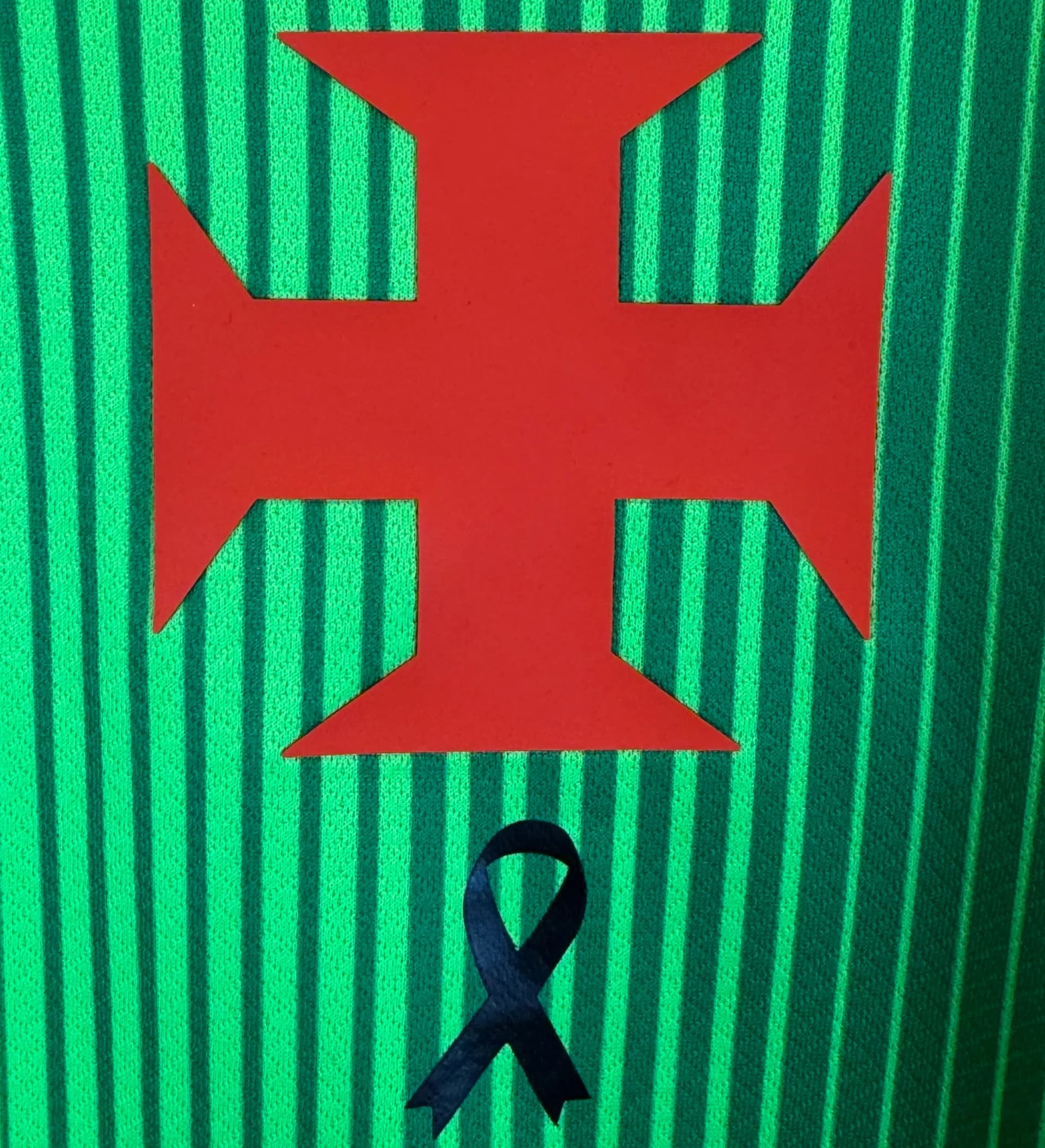 announcements/a795f0a1-a9e2-4b84-9018-0f172caca75f/1786390735293-camisa-de-goleiro-vasco-leo-jardim-1-2026-luto-geovani-3.webp