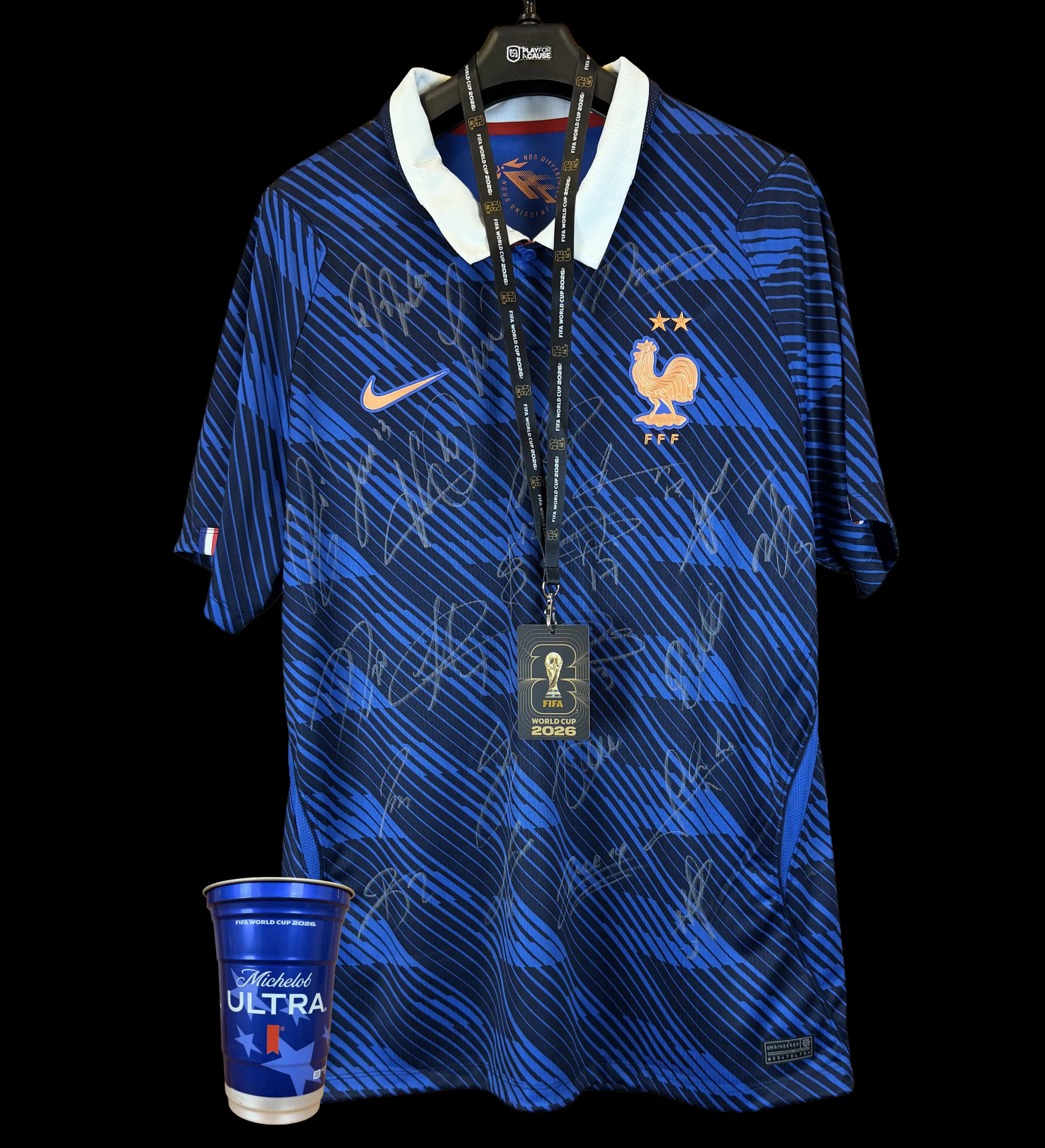 announcements/a7f5ae25-96ab-44da-99e7-aa3152476a24/1785345993383-Camisa-Franca-Copa-2026-Autografada-Elenco-Mbappe-+Credencial-+Copo-Frente.webp