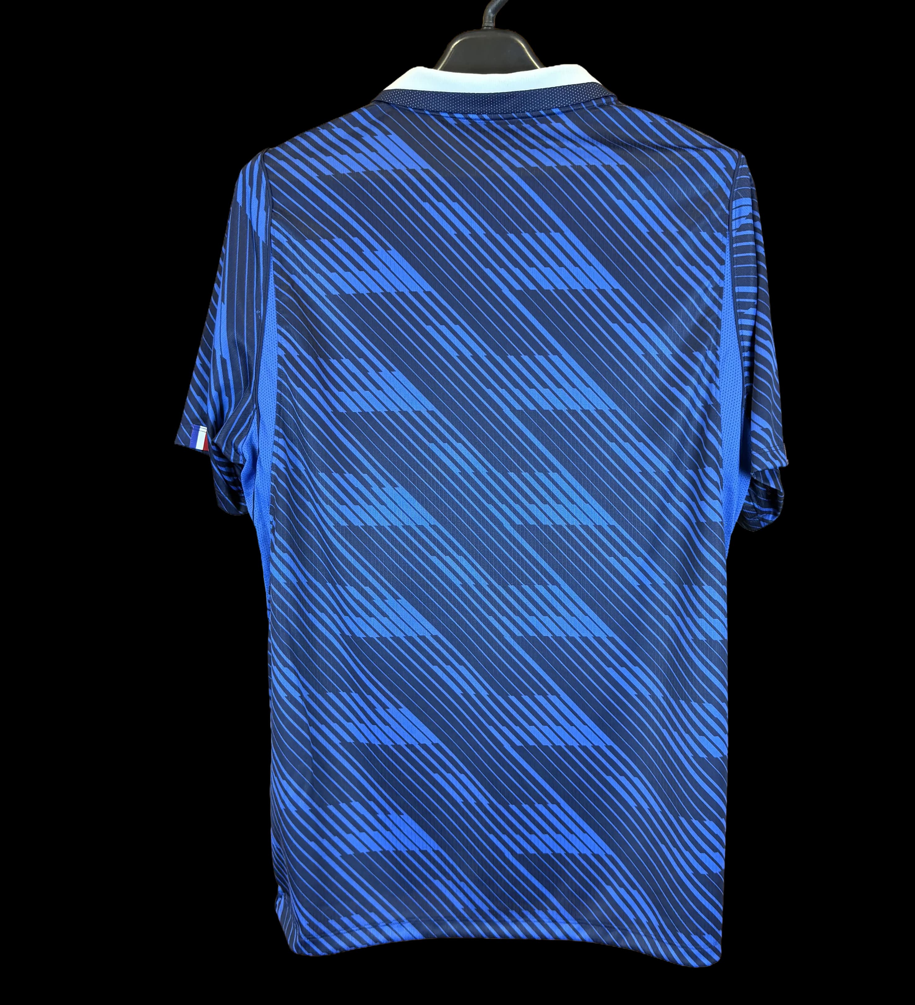 announcements/a7f5ae25-96ab-44da-99e7-aa3152476a24/1785345994115-Camisa-Franca-Copa-2026-Autografada-Elenco-Mbappe-+Credencial-+Copo-Costas.webp
