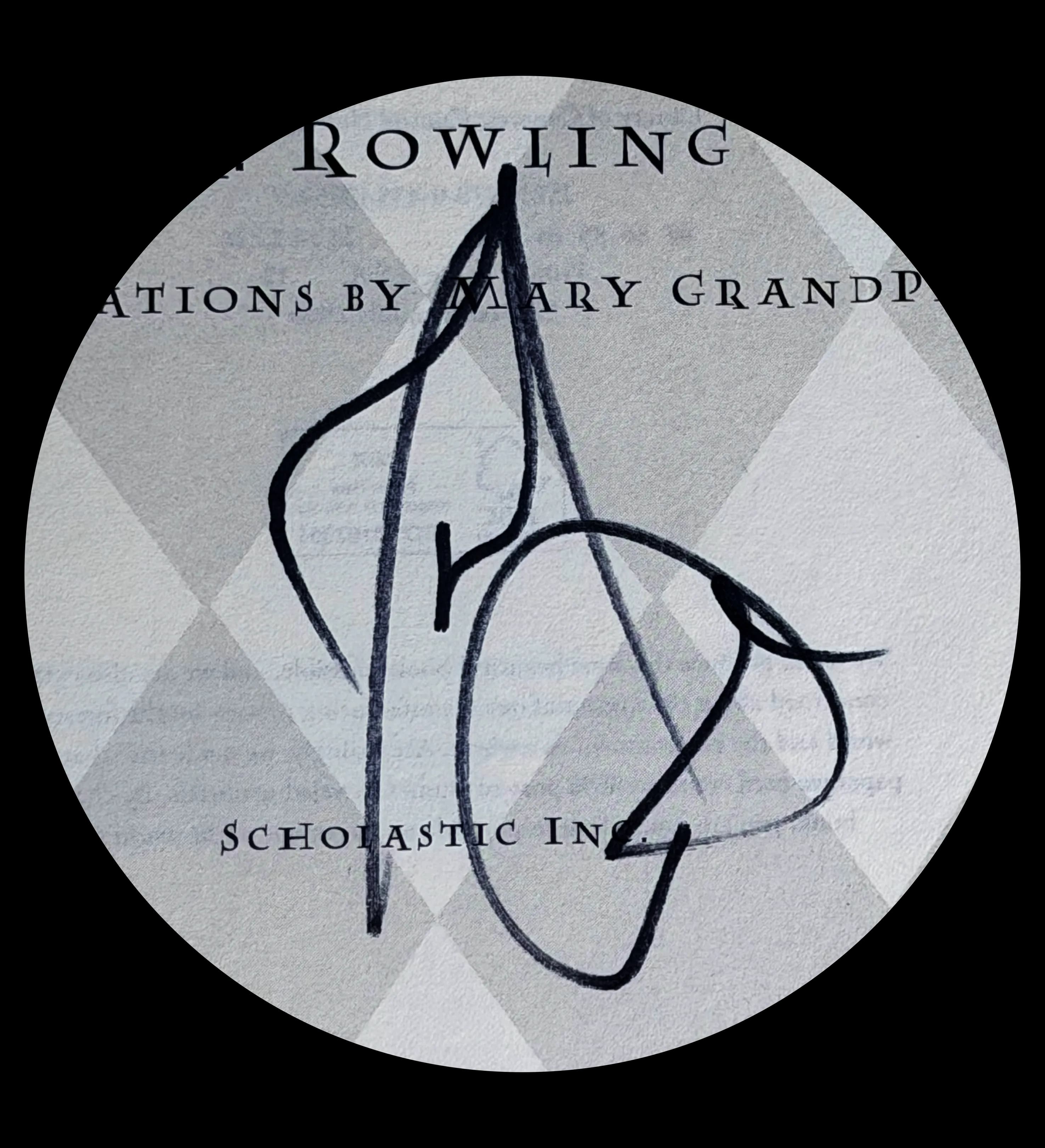 announcements/aa0cbcdf-e402-416b-a21a-956ffcbc9939/1785118495932-Livro-Harry-Potter-and-the-Goblet-of-Fire---Autografado-por-Daniel-Radcliffe---Certificação-Internacional-assinatura.webp