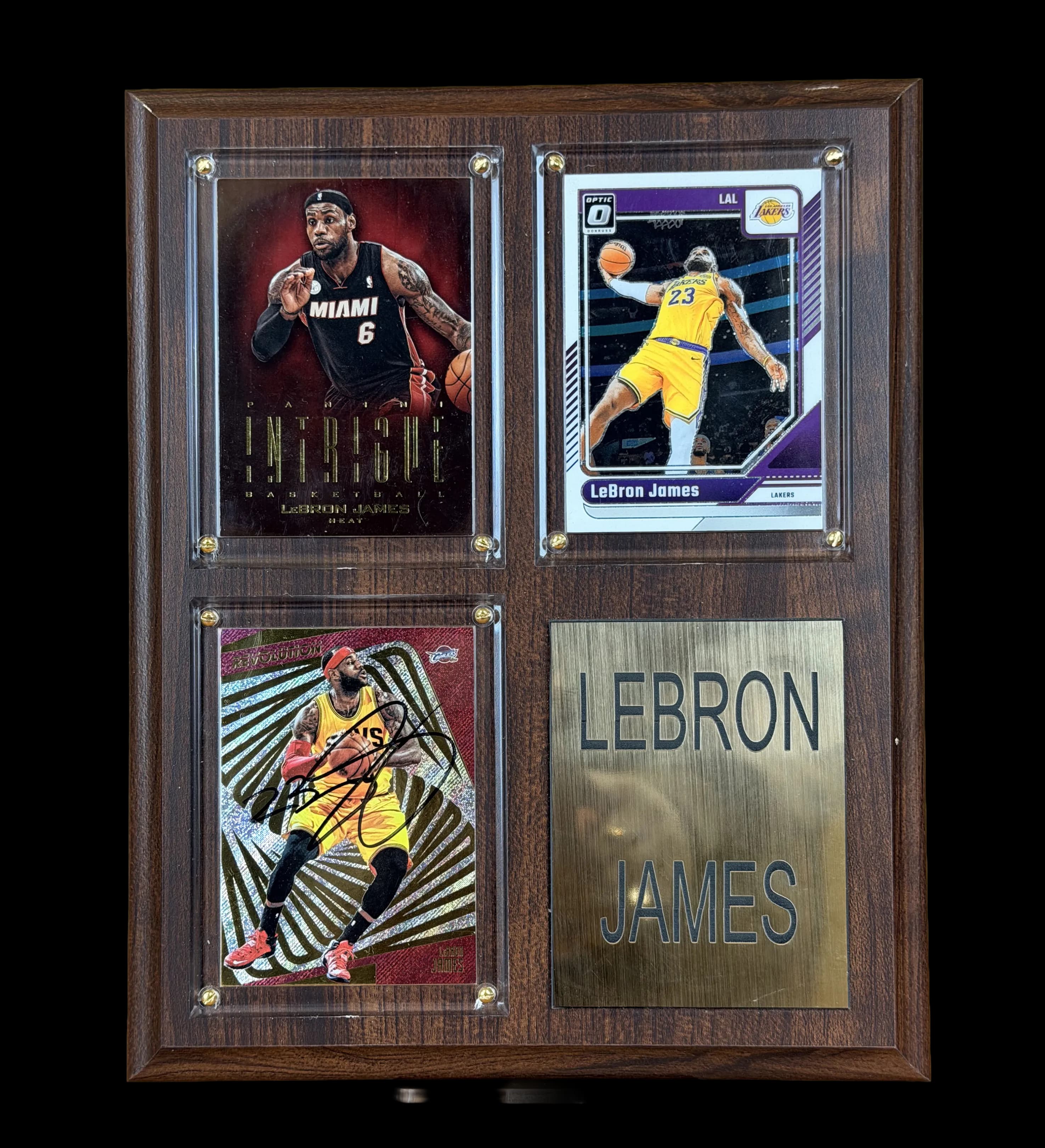 announcements/aea0ef55-f169-4301-b4f0-b0b99cba98dc/1785440931769-quadro-20x25-card-56-card-82-card-148-lebron-james-2016-autografado-1.webp