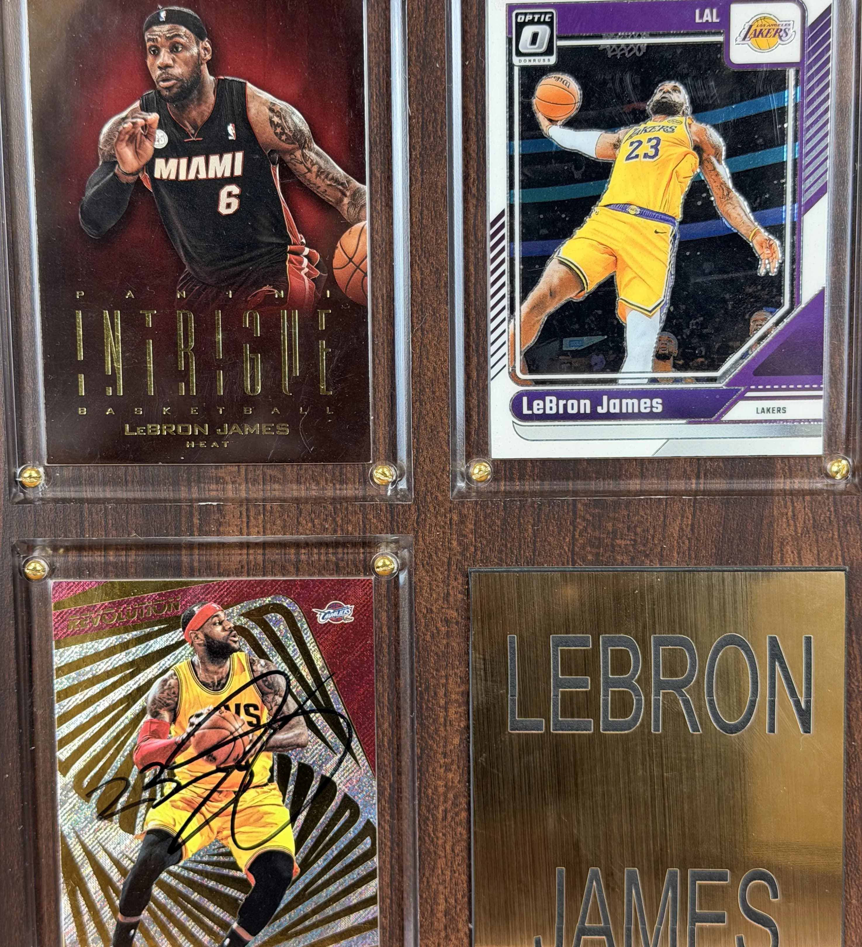 announcements/aea0ef55-f169-4301-b4f0-b0b99cba98dc/1785440932567-quadro-20x25-card-56-card-82-card-148-lebron-james-2016-autografado-3.webp