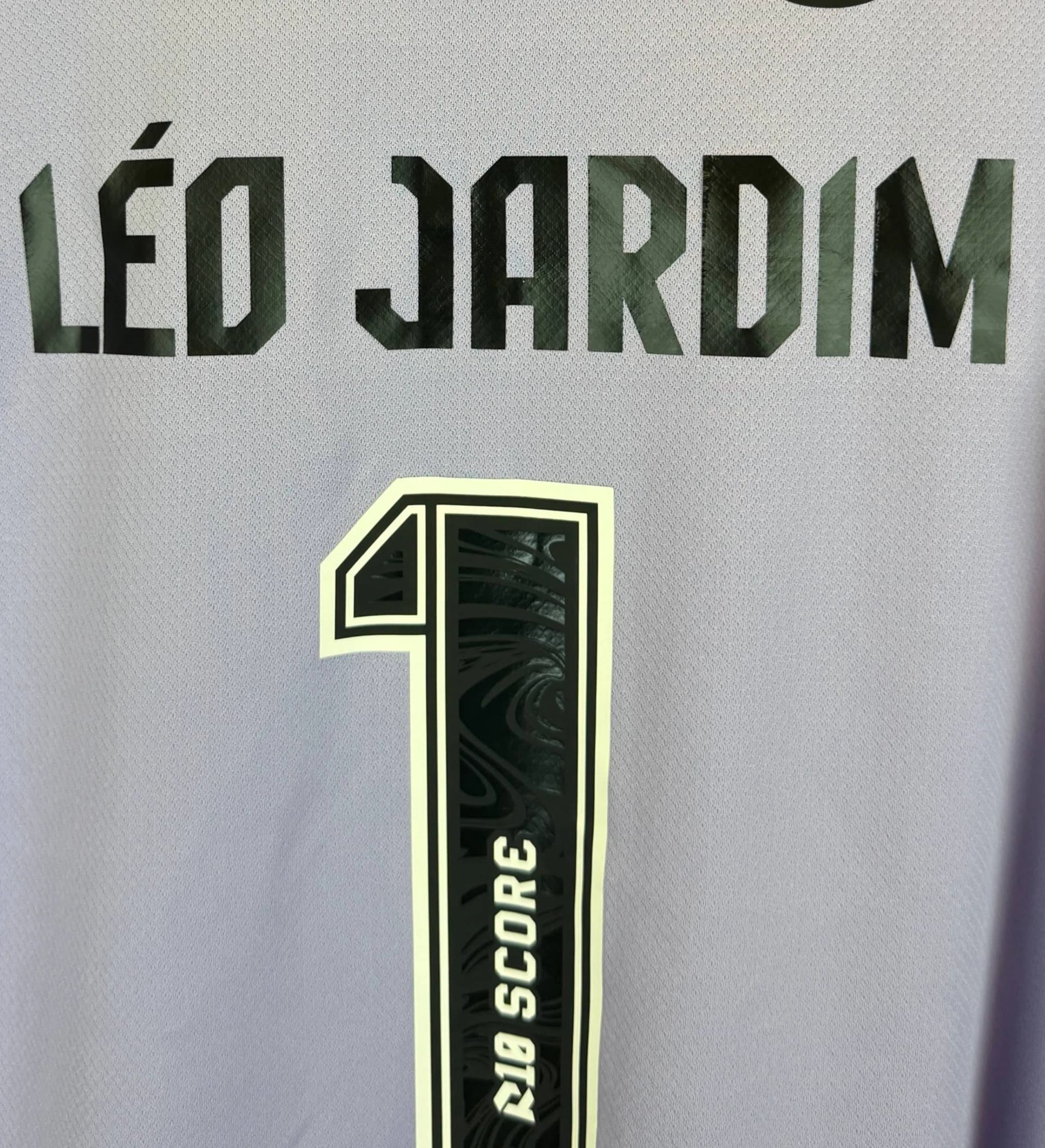 announcements/ba321502-48fc-4265-a91e-9a412bc1ac96/1786476288875-camisa-leo-jardim-usada-em-jogo-3.webp